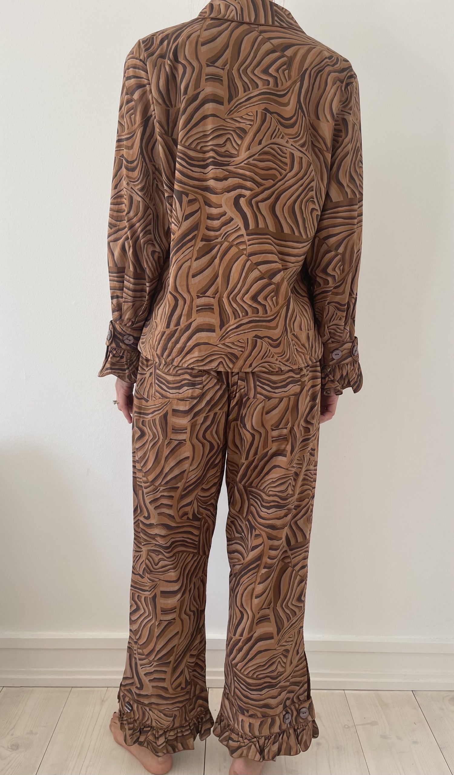 Helmstedt sæt med skjorte og bukser i brunt mønster på model bagfra