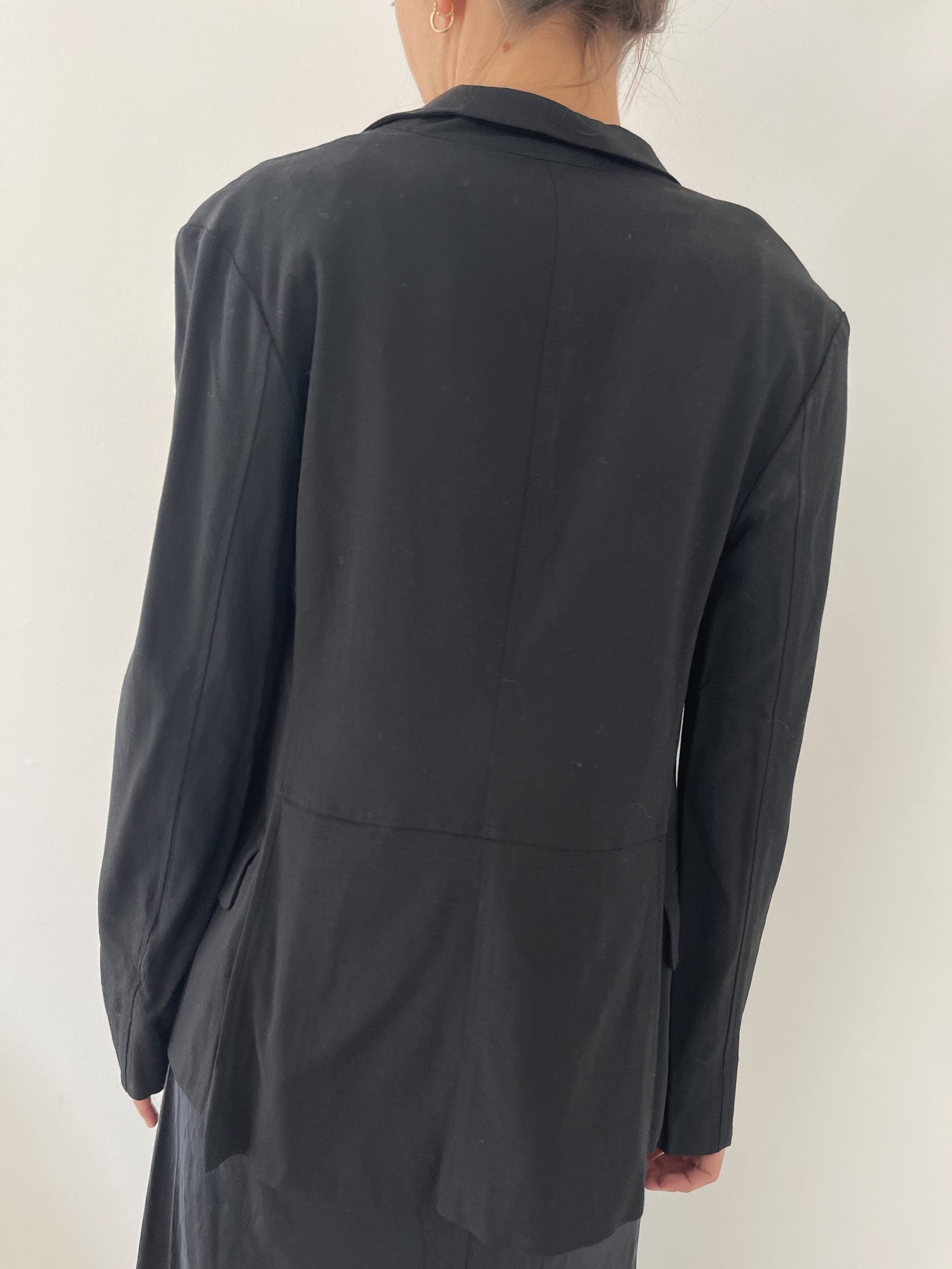 Acne Studios Blazer sort på model bagfra