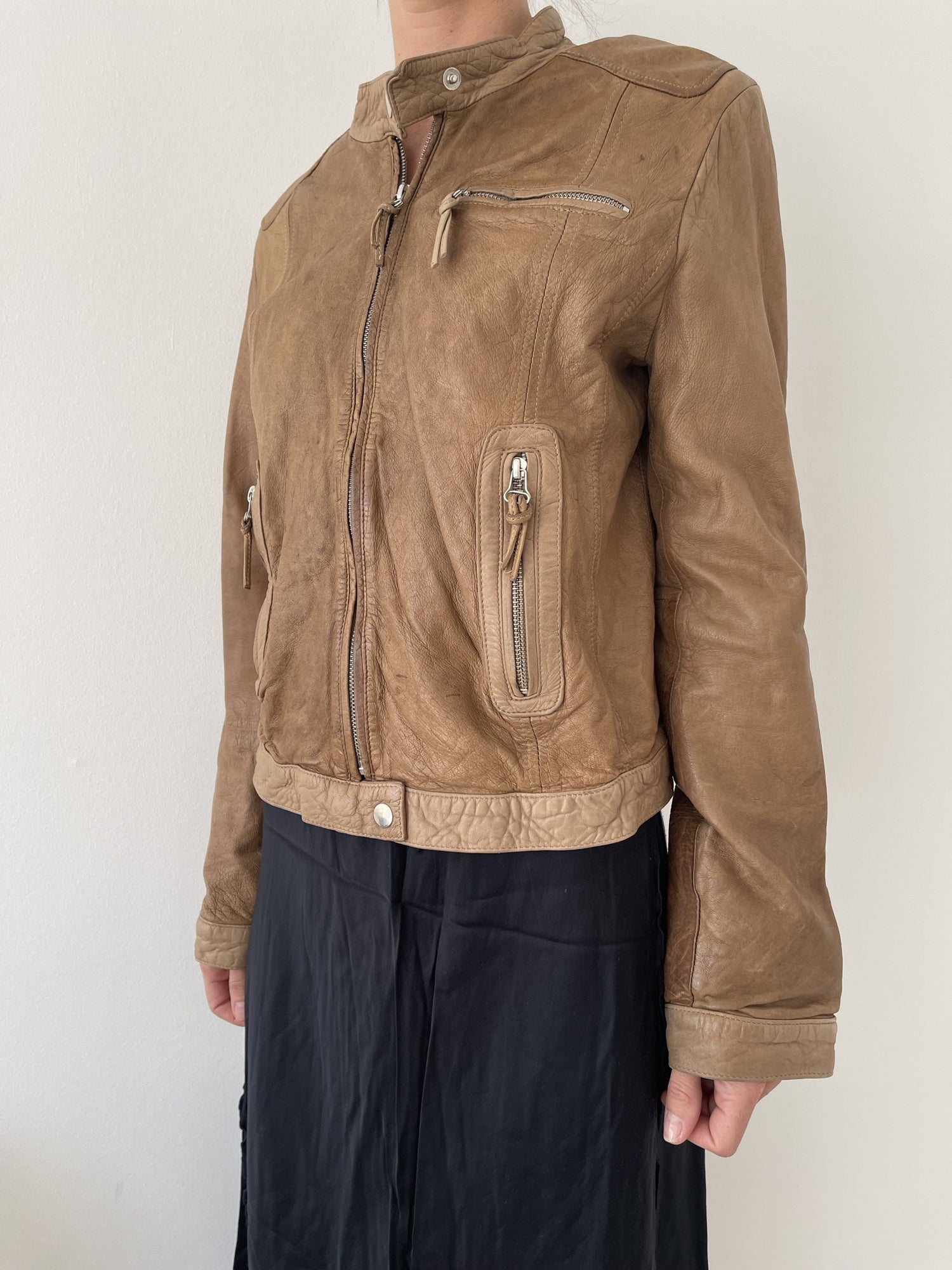 Munderingskompagniet Læderjakke på model forfra jakke lukket