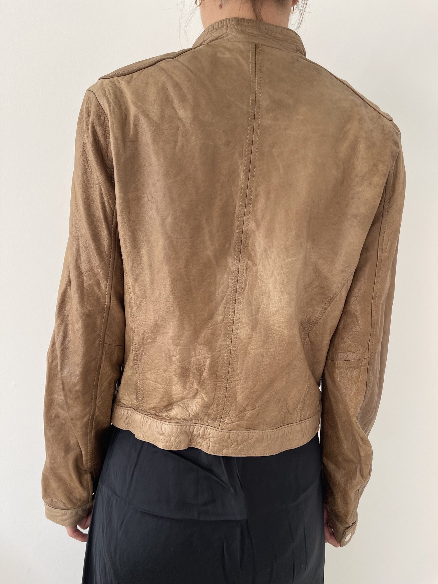 Munderingskompagniet Læderjakke på model bagfra