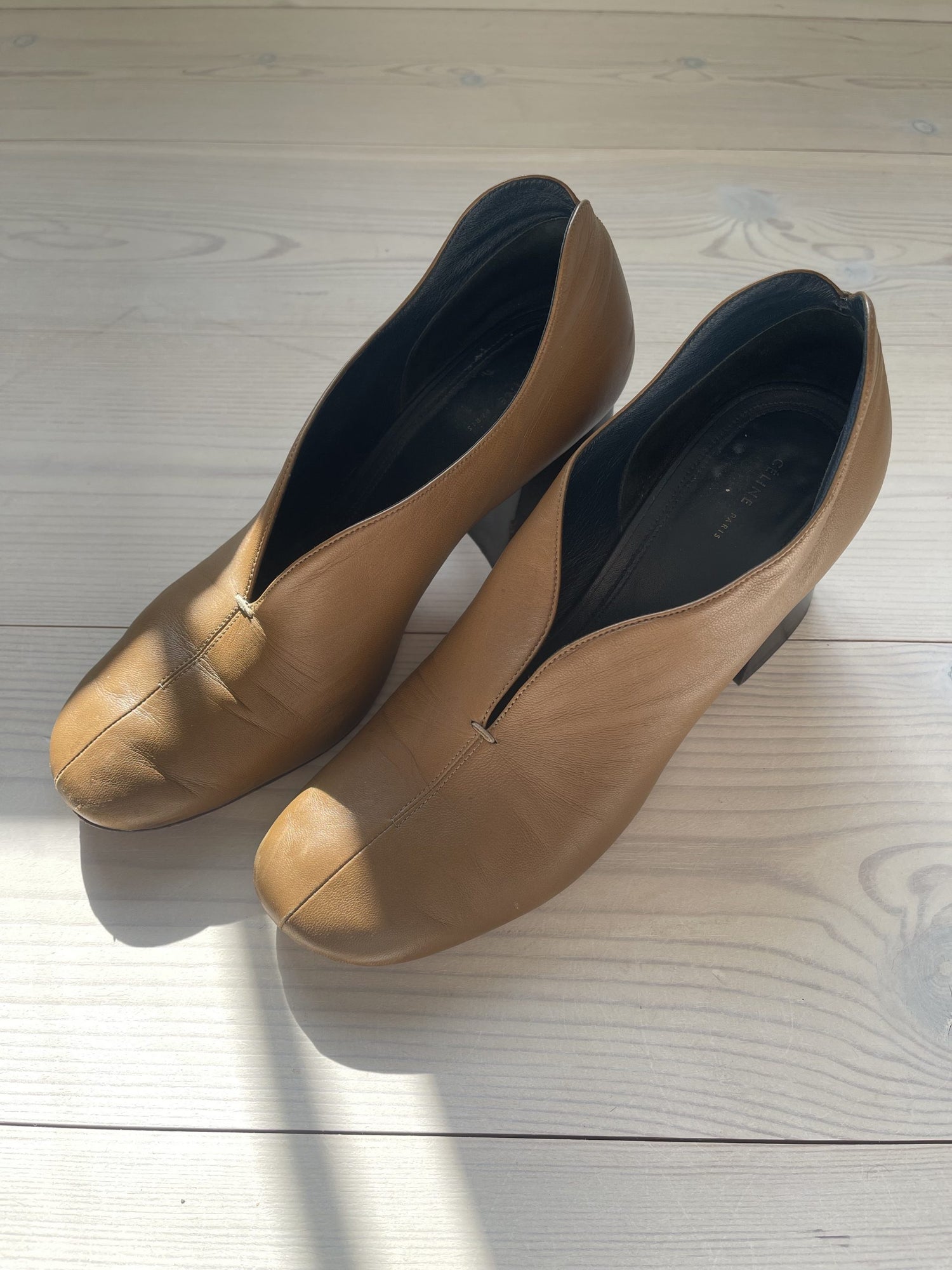 Celine stilet brun med sort blokhæl oppefra