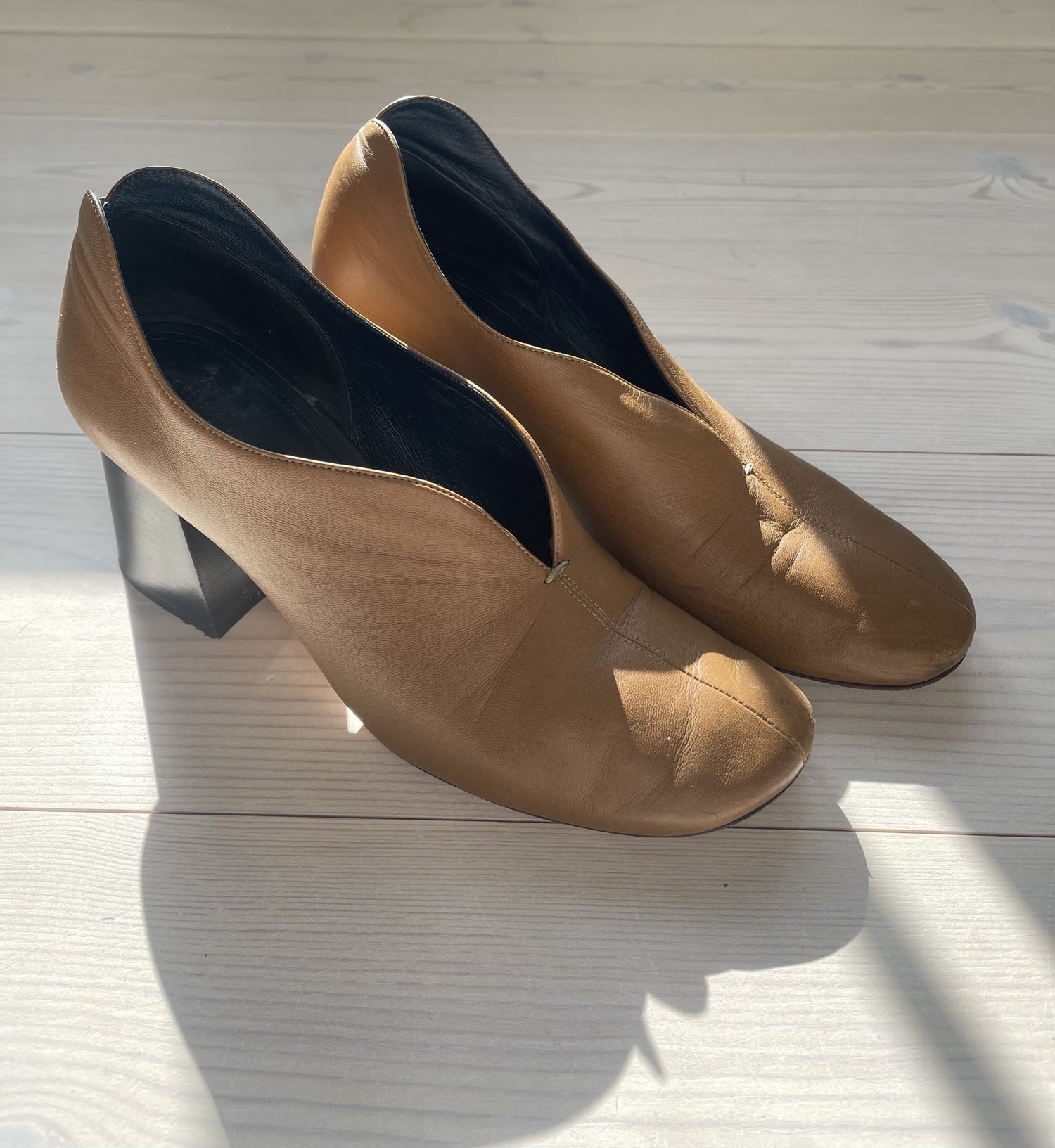 Celine stilet brun med sort blokhæl oppefra