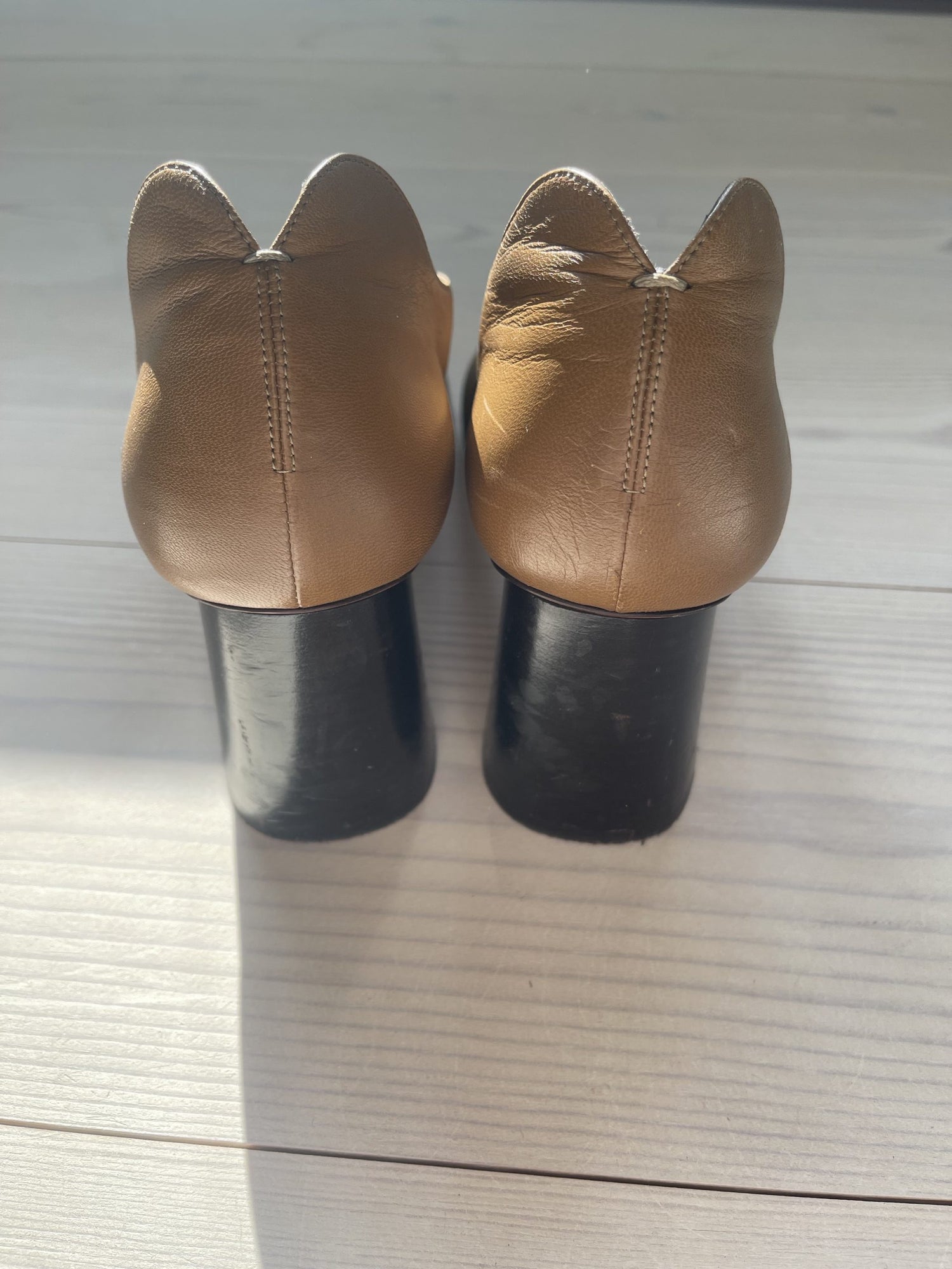 Celine stilet brun med sort blokhæl bagfra