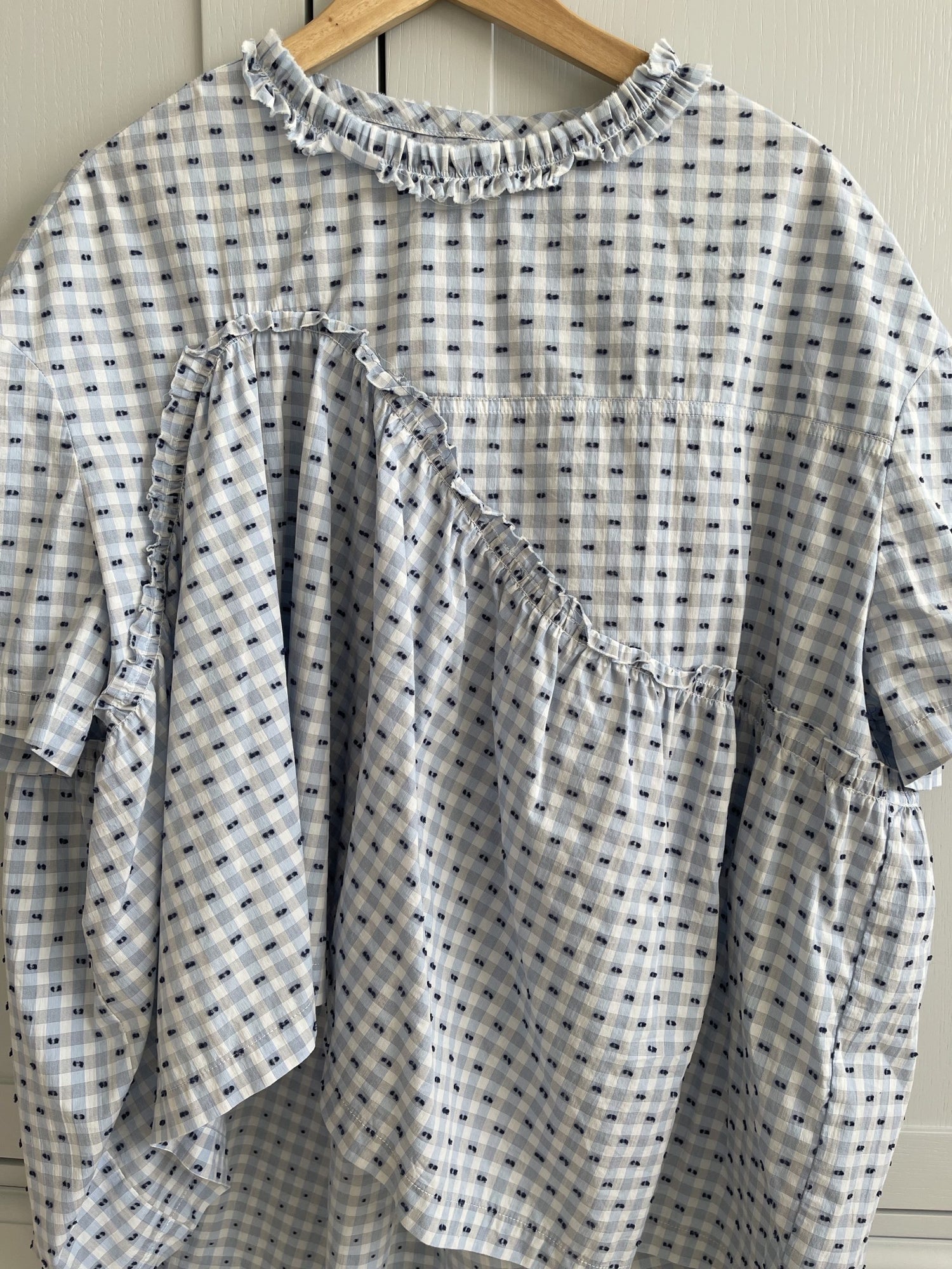 Henrik Vibskov kortærmet bluse med mønster i blå nauncer forfra