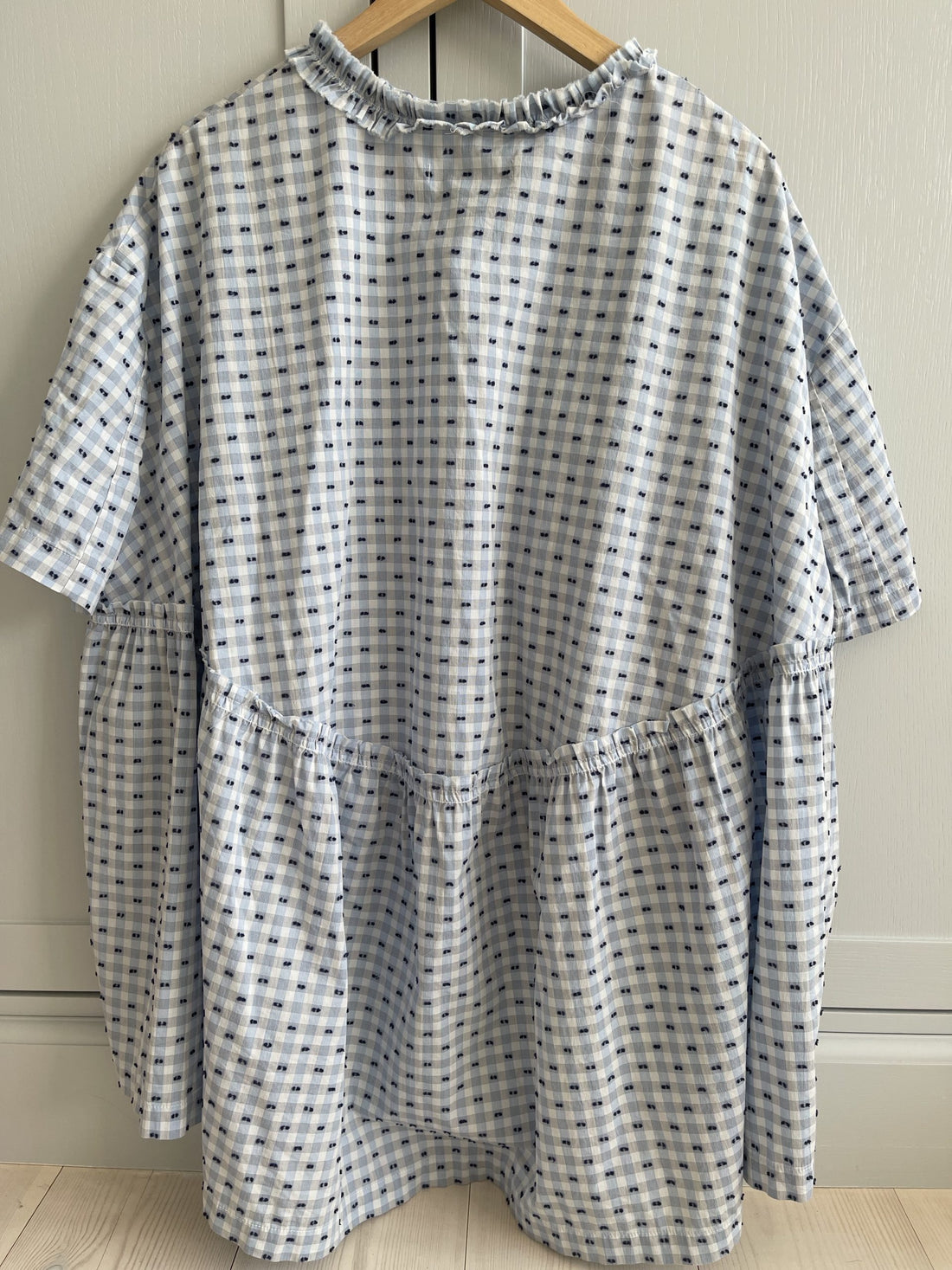 Henrik Vibskov kortærmet bluse med mønster i blå nauncer bagfra