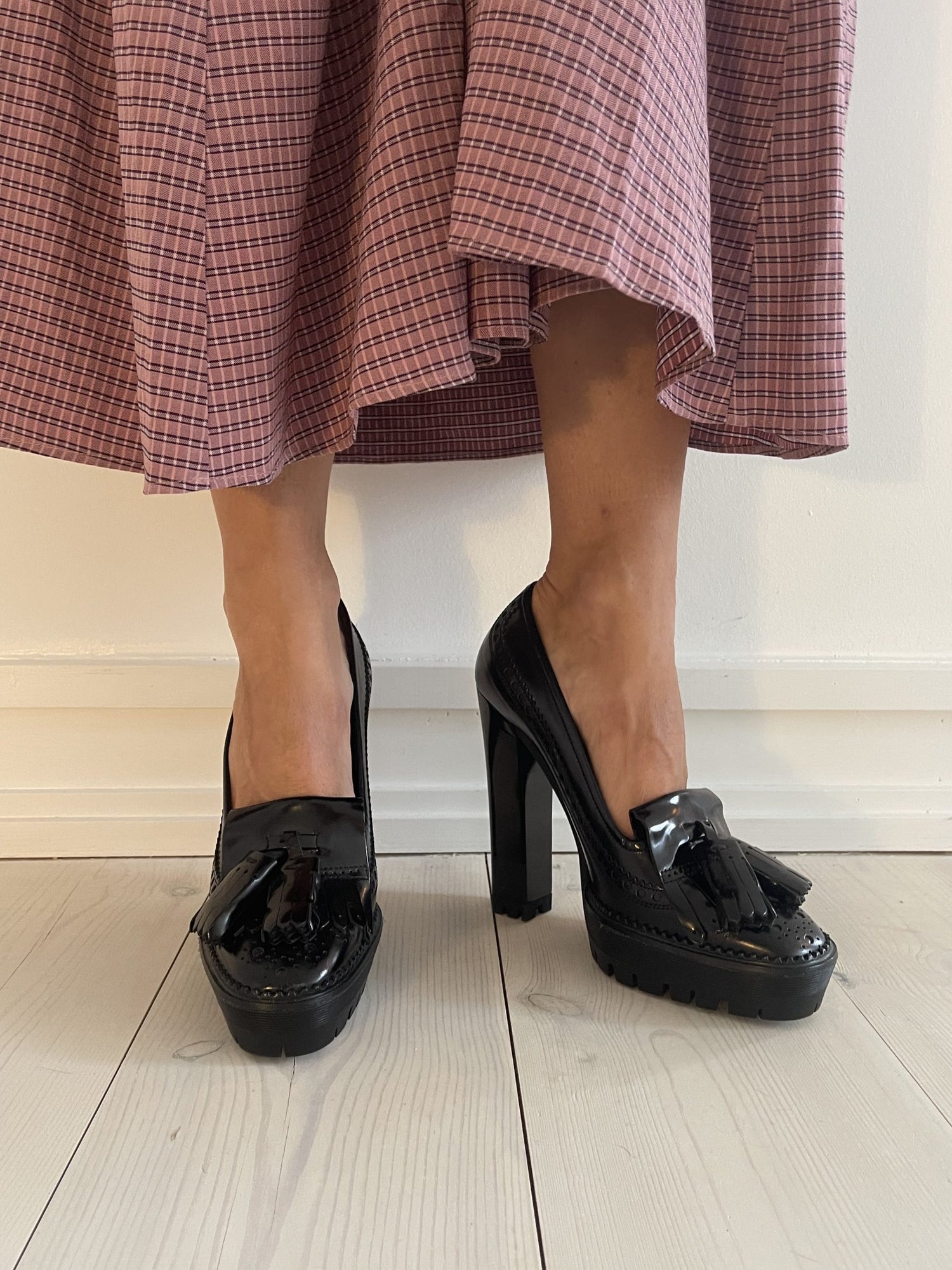 Burberry stiletter sorte på model side og forfra