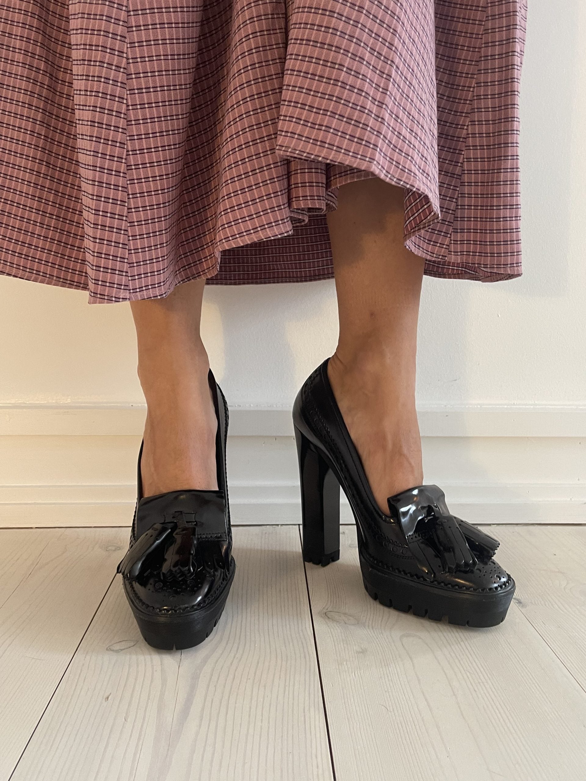 Burberry stiletter sorte på model side og forfra