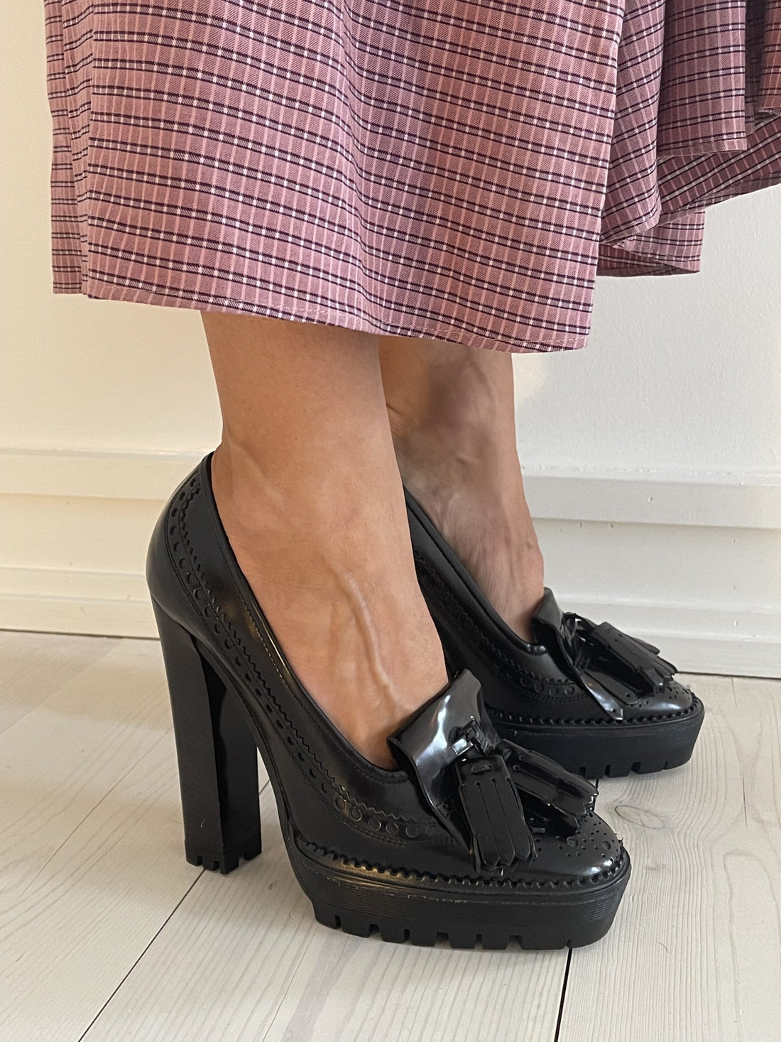 Burberry stiletter sorte på model side