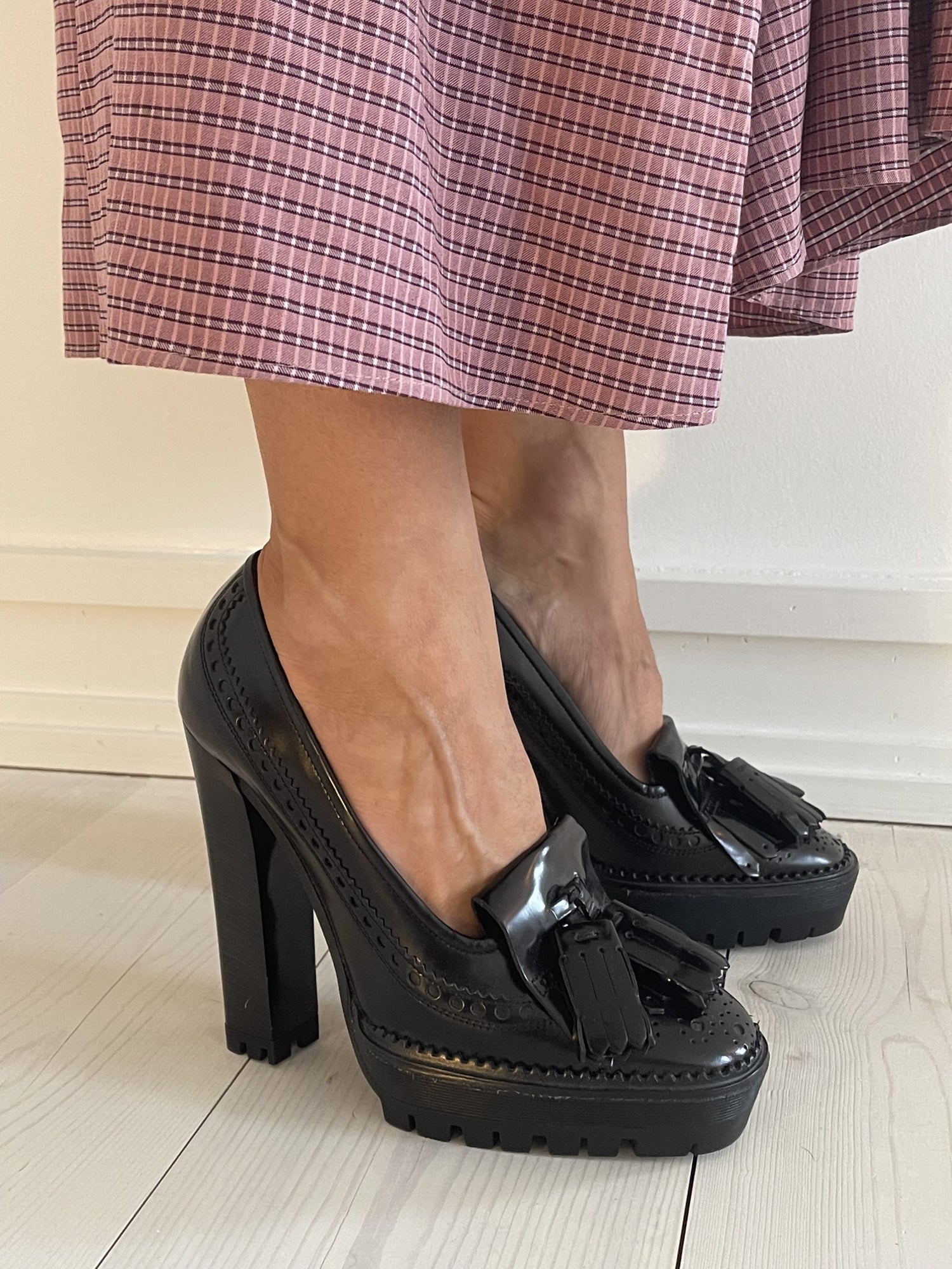 Burberry stiletter sorte på model side