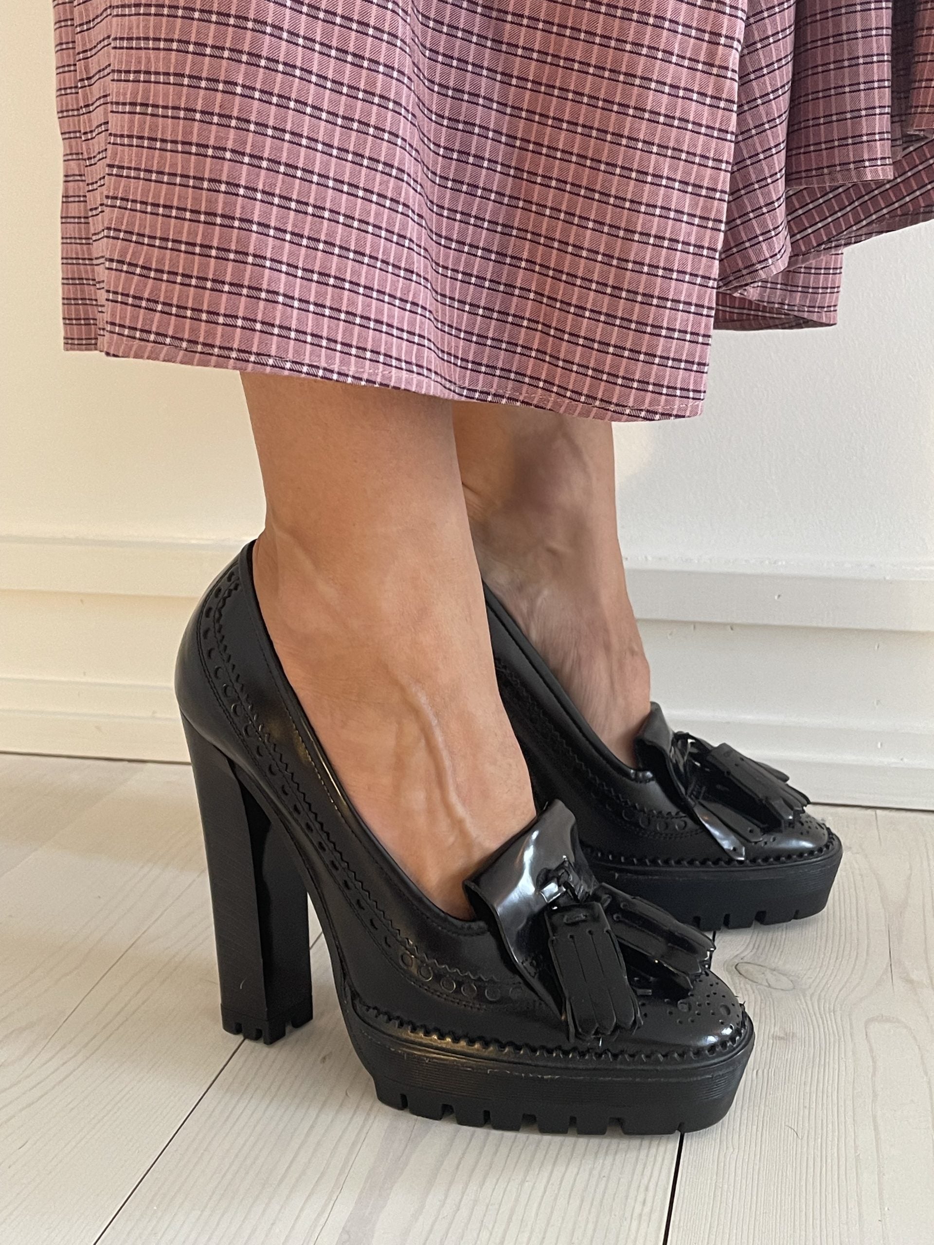 Burberry stiletter sorte på model side