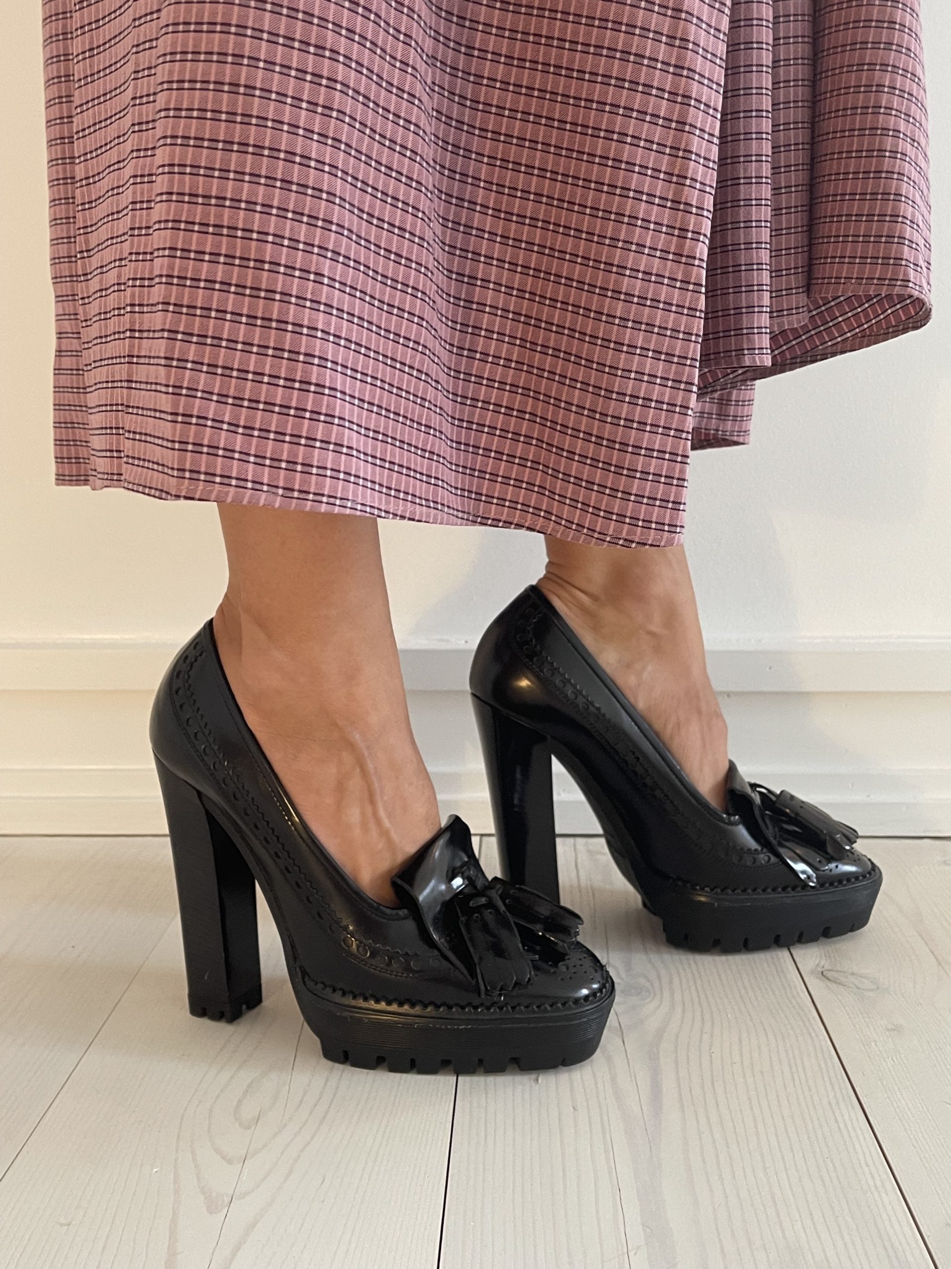 Burberry stiletter sorte på model side