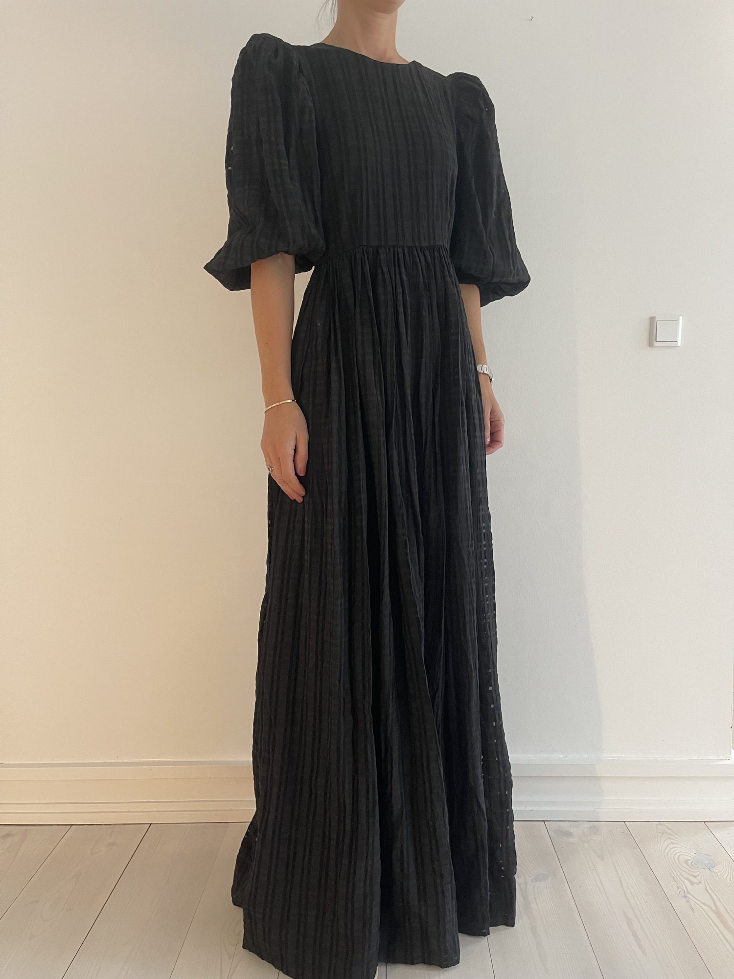 Stine goya sort lang kjole på model forfra