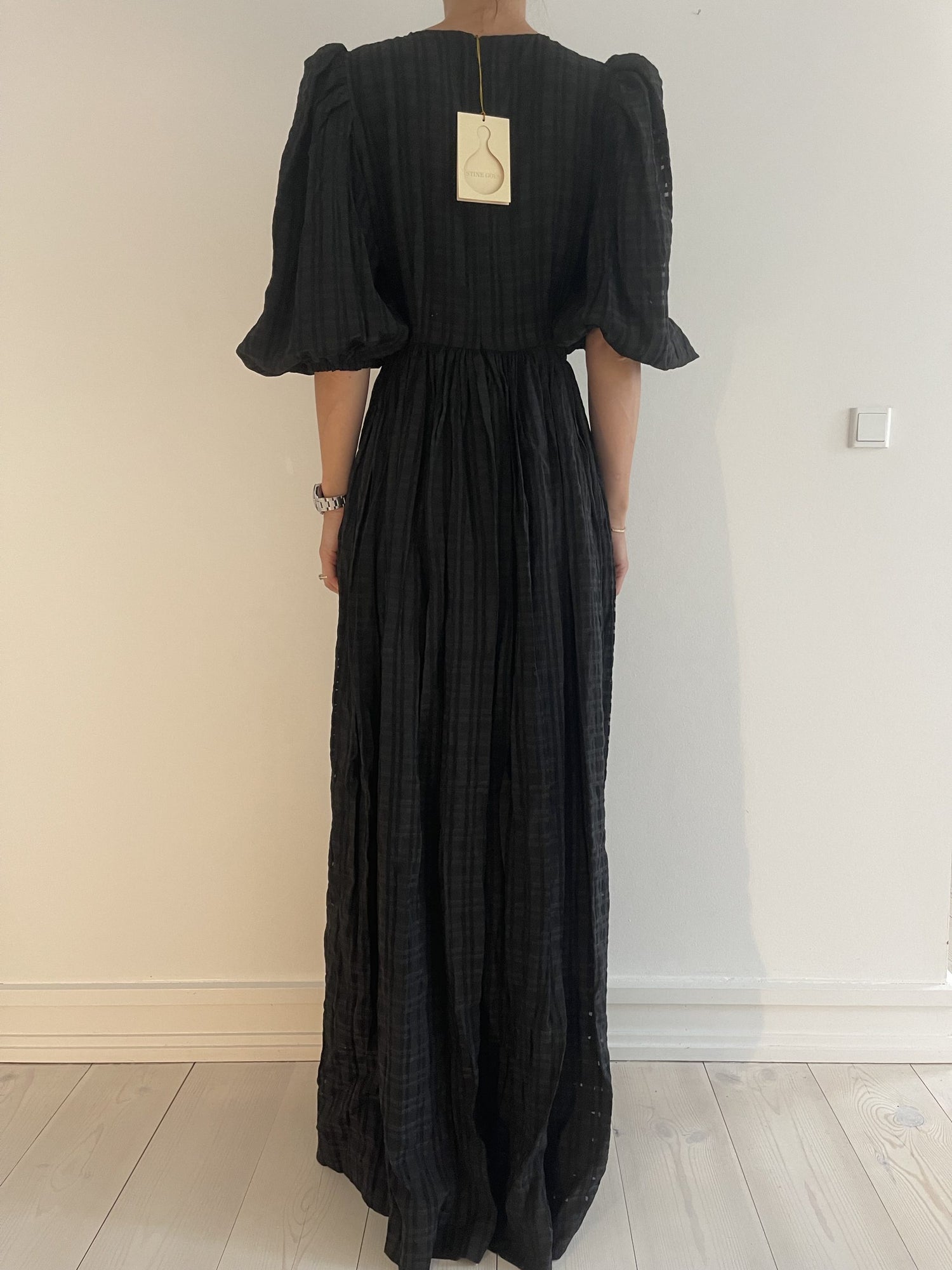 Stine goya sort lang kjole på model bagfra