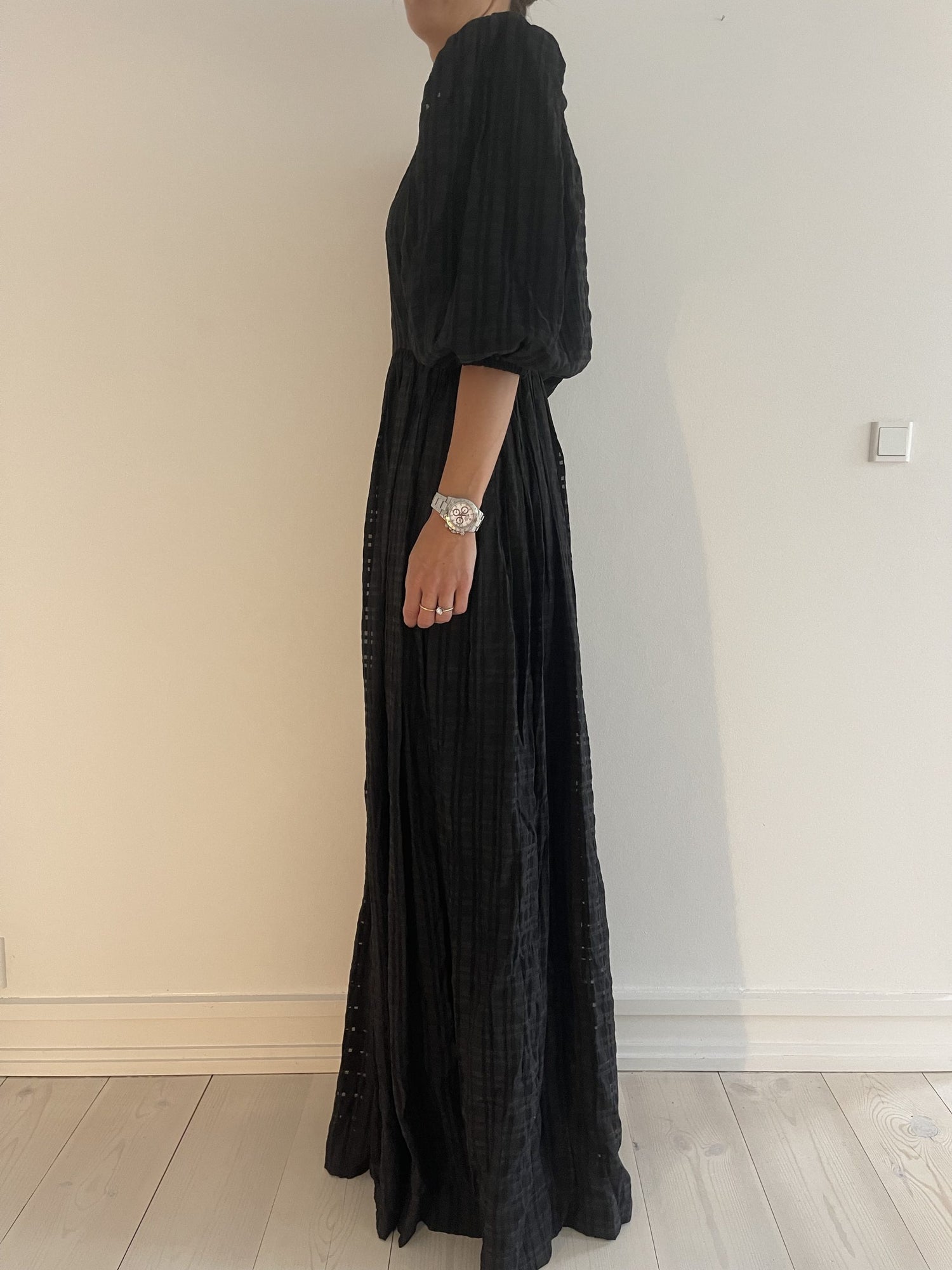 Stine goya sort lang kjole på model side