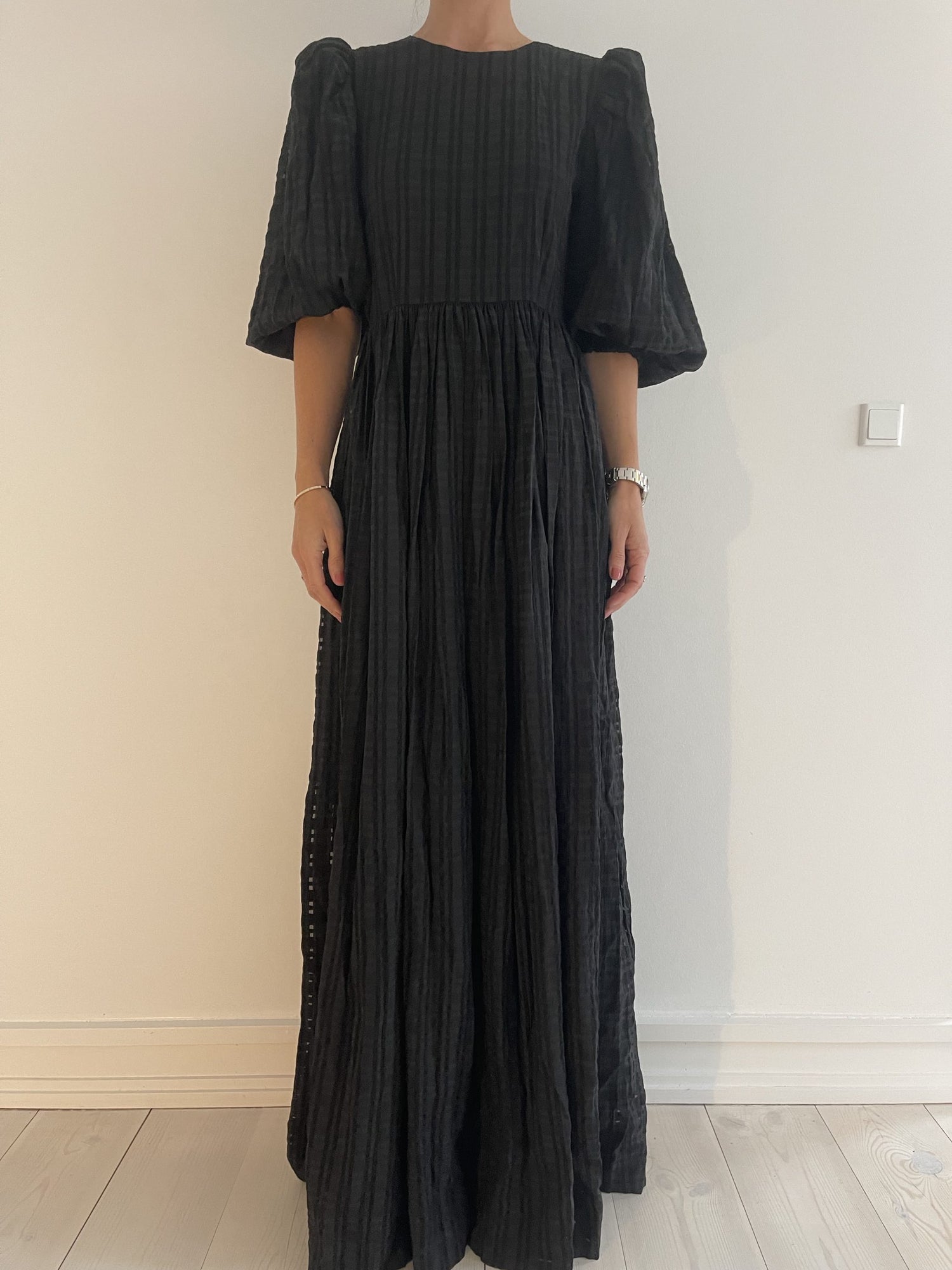 Stine goya sort lang kjole på model forfra