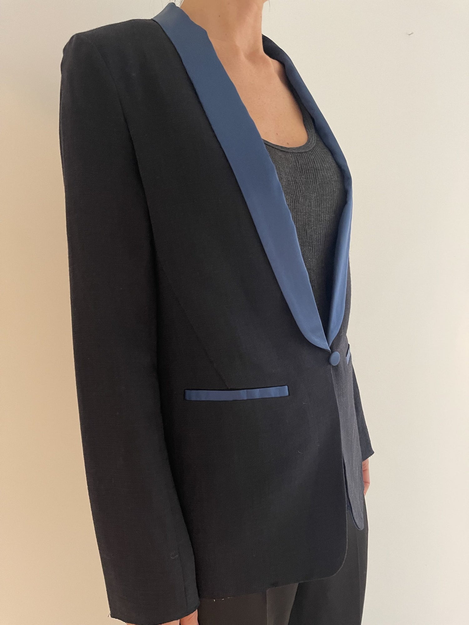 Forte Forte blazer navy med blå detaljer på model side