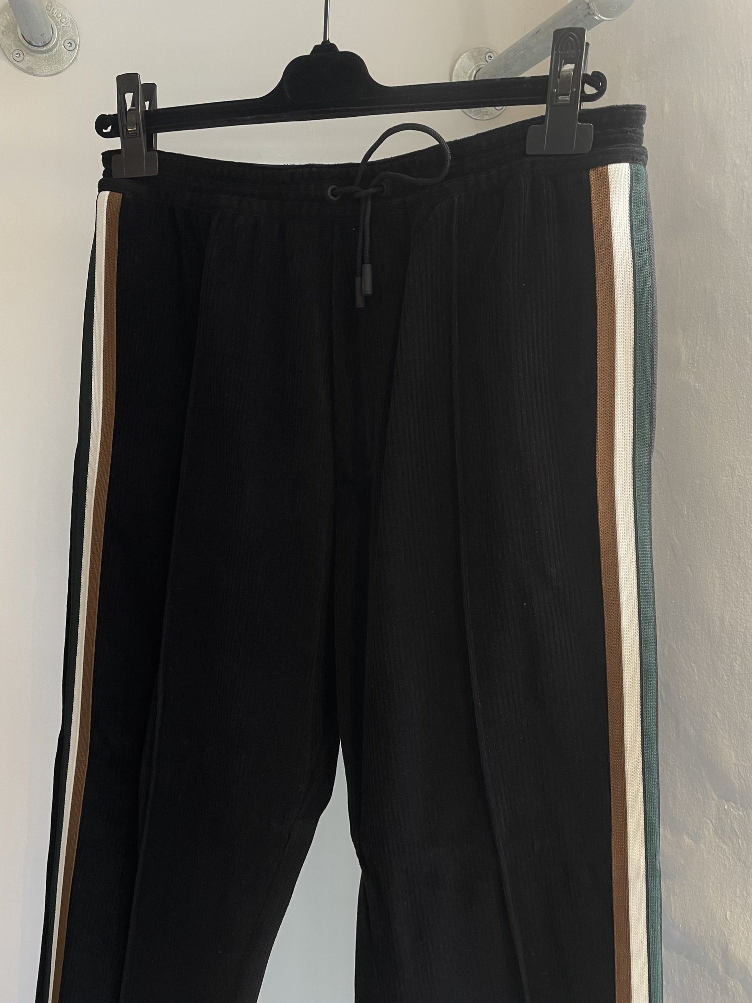 Dsquared2 bukser sort forfra tæt på