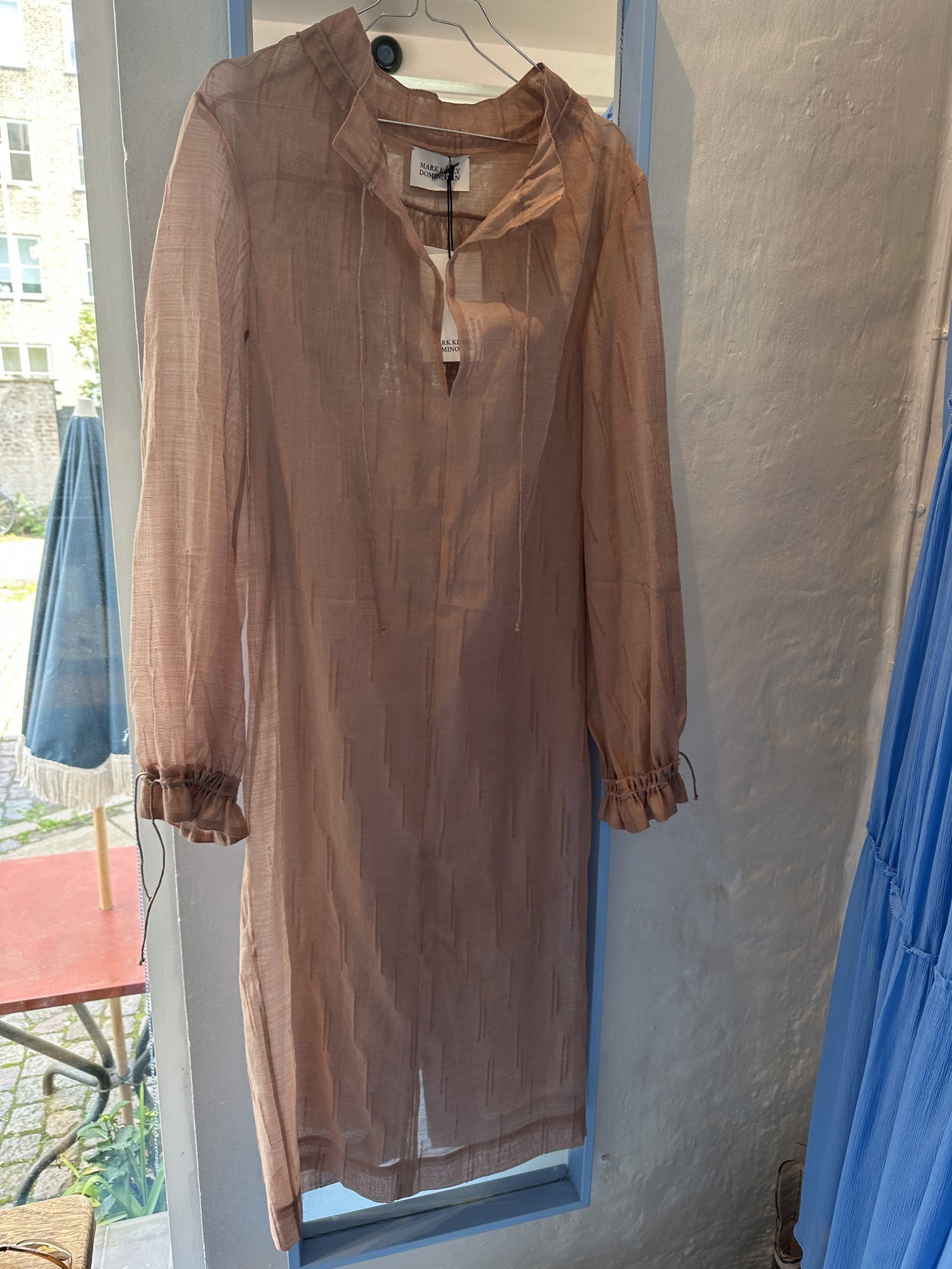 Mark Kenly Domino Tan Kjole