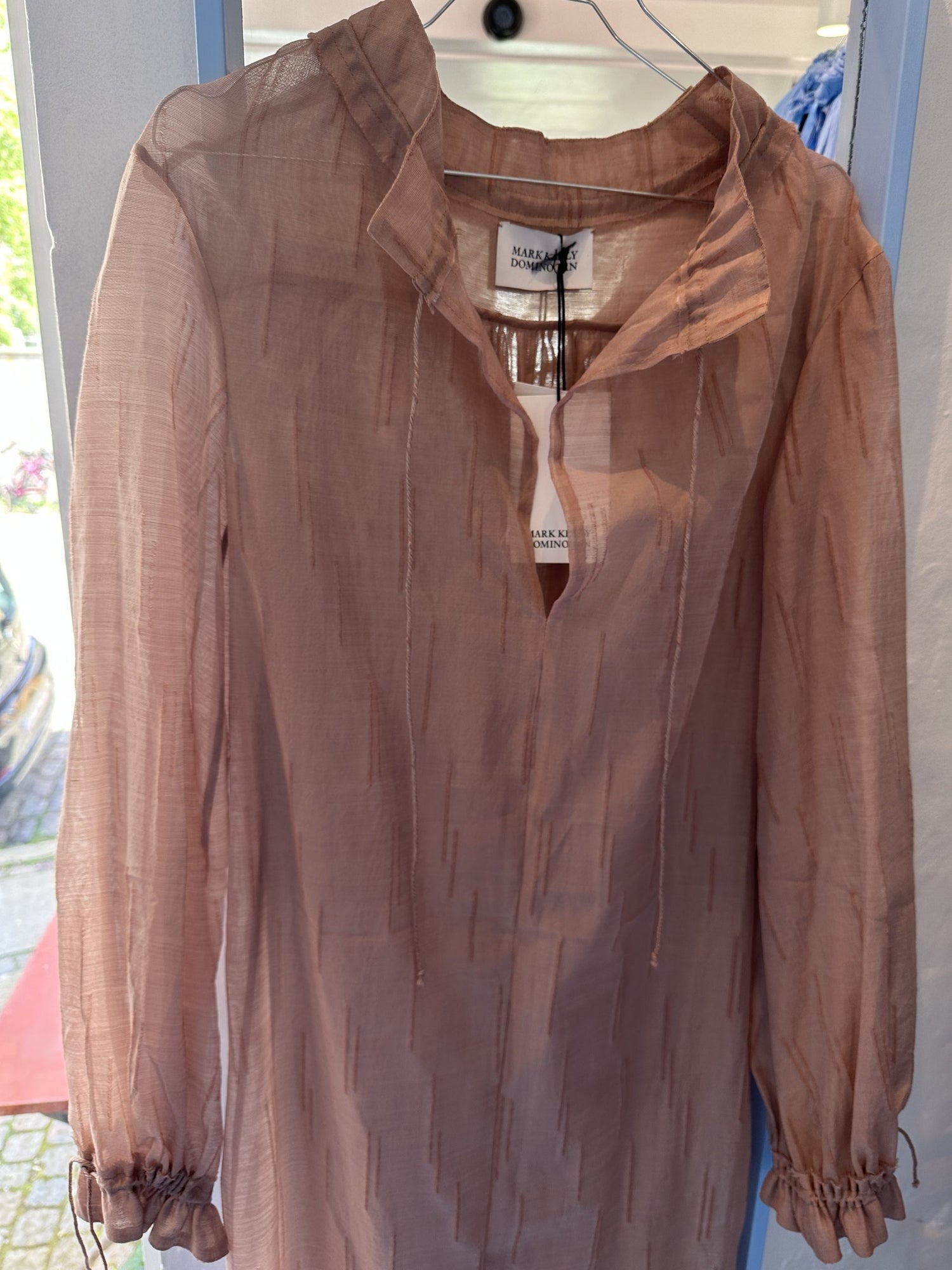 Mark Kenly Domino Tan Kjole