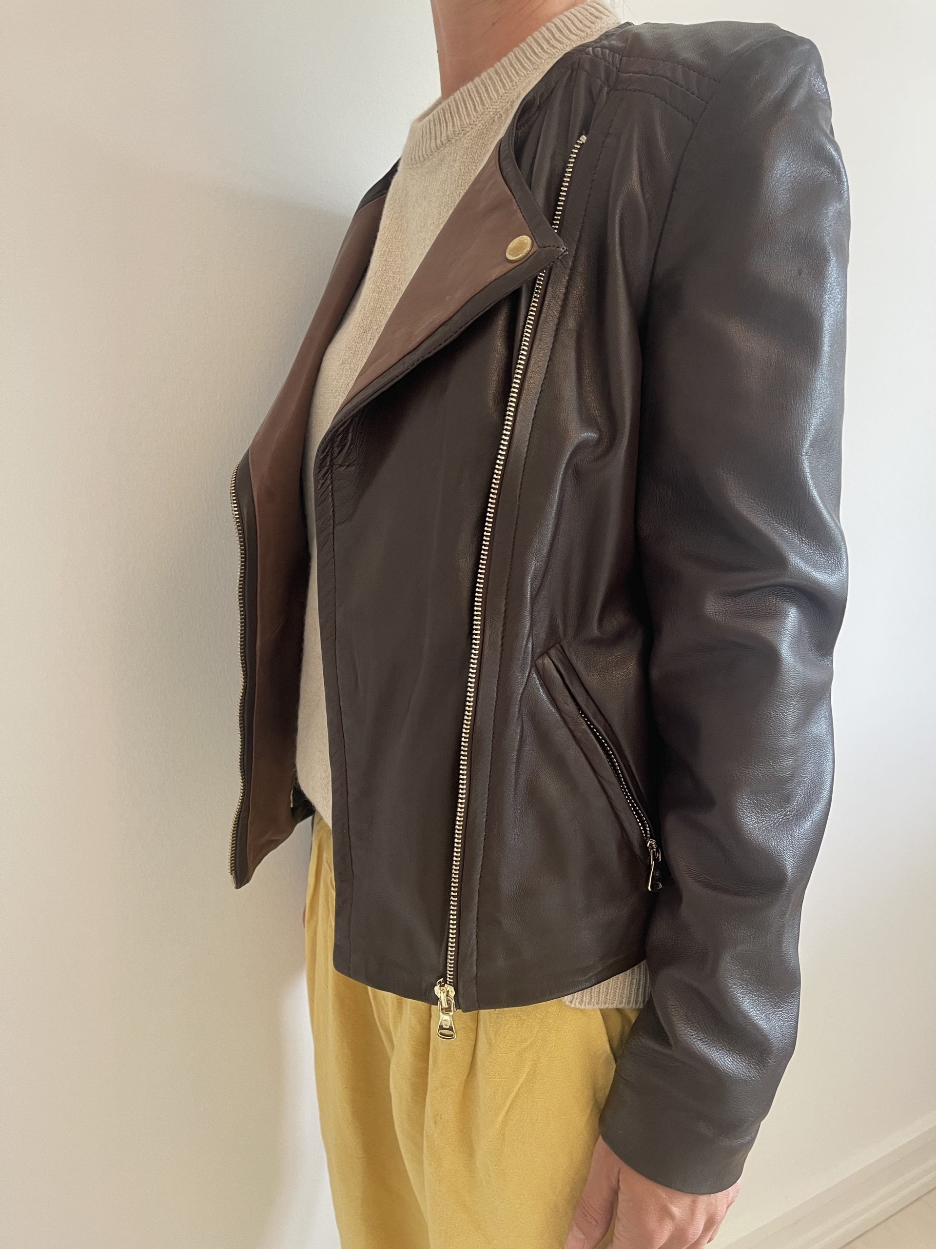 massimo dutti læderjakke mørkebrun på model side
