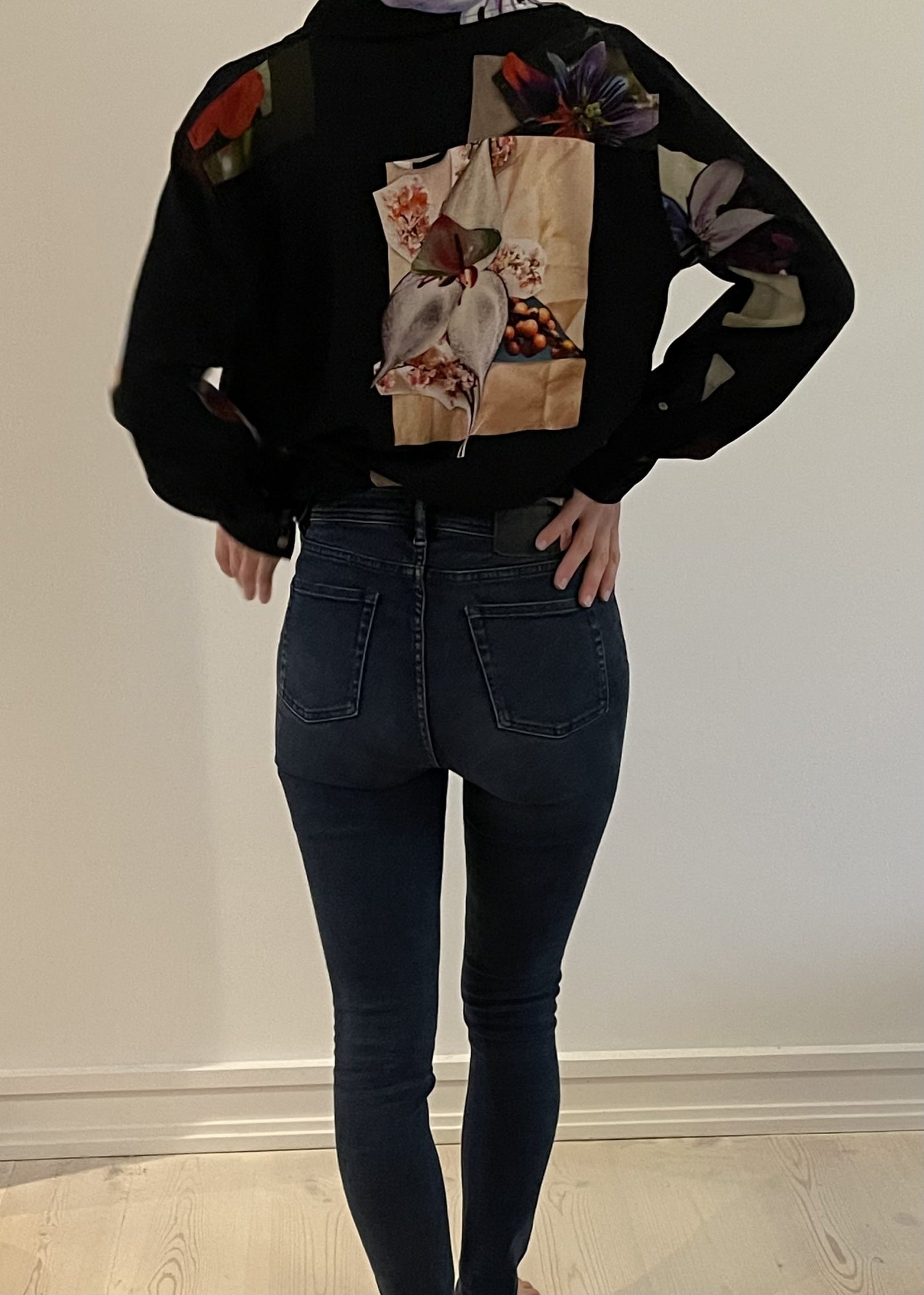 Acne Studios Skjorte sort med blomsterprint på model bagfra