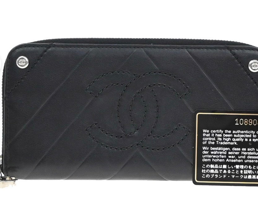 Chanel CC Charm Zip Wallet / Pung