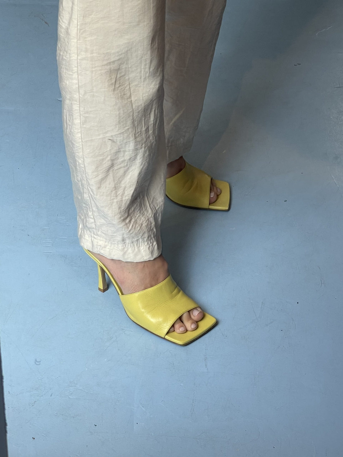 Bottega Veneta Sandaler gul på model forfra