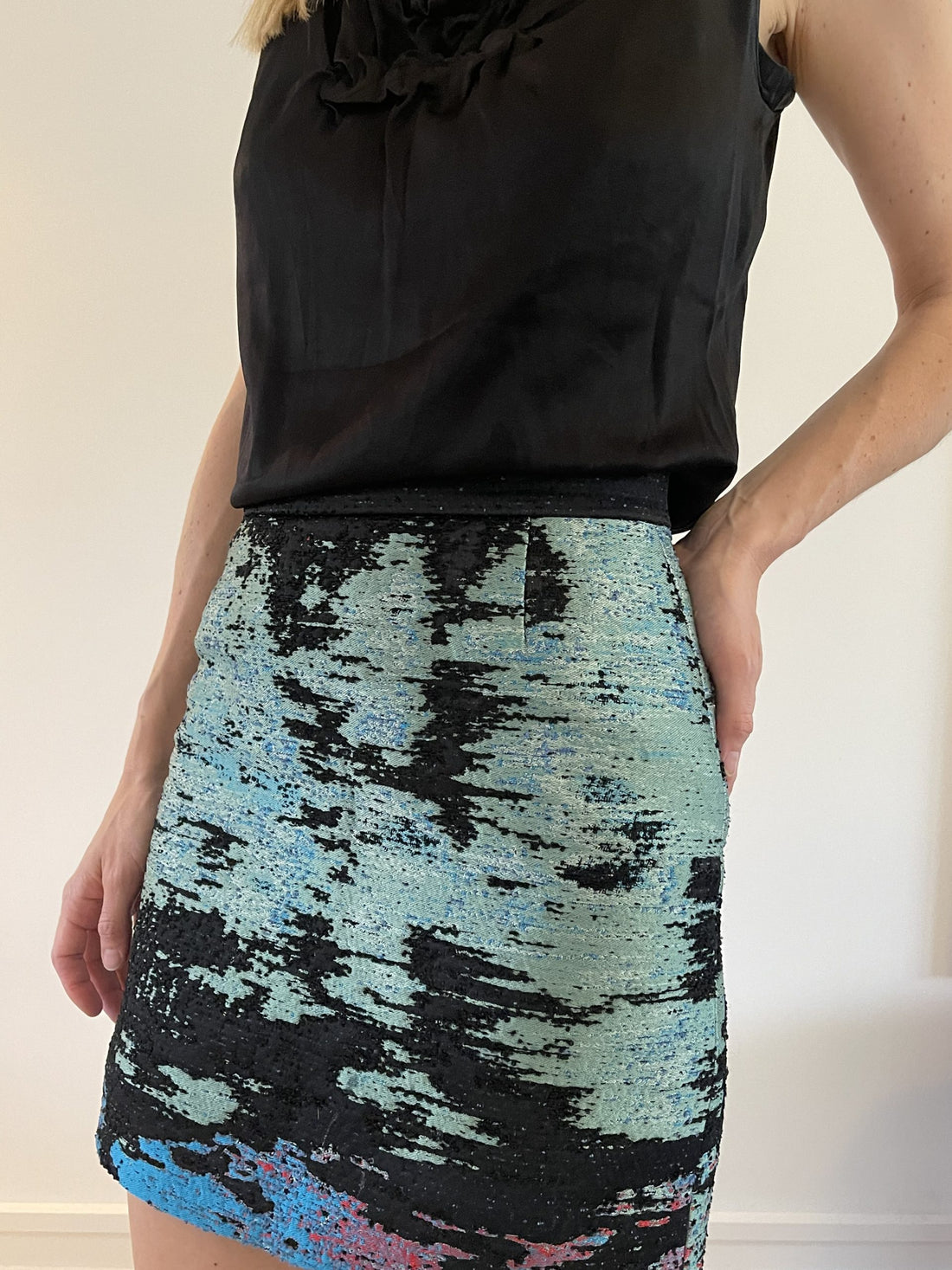 Proenza Schouler Nederdel turkis, sort og rød på model tæt på forfra