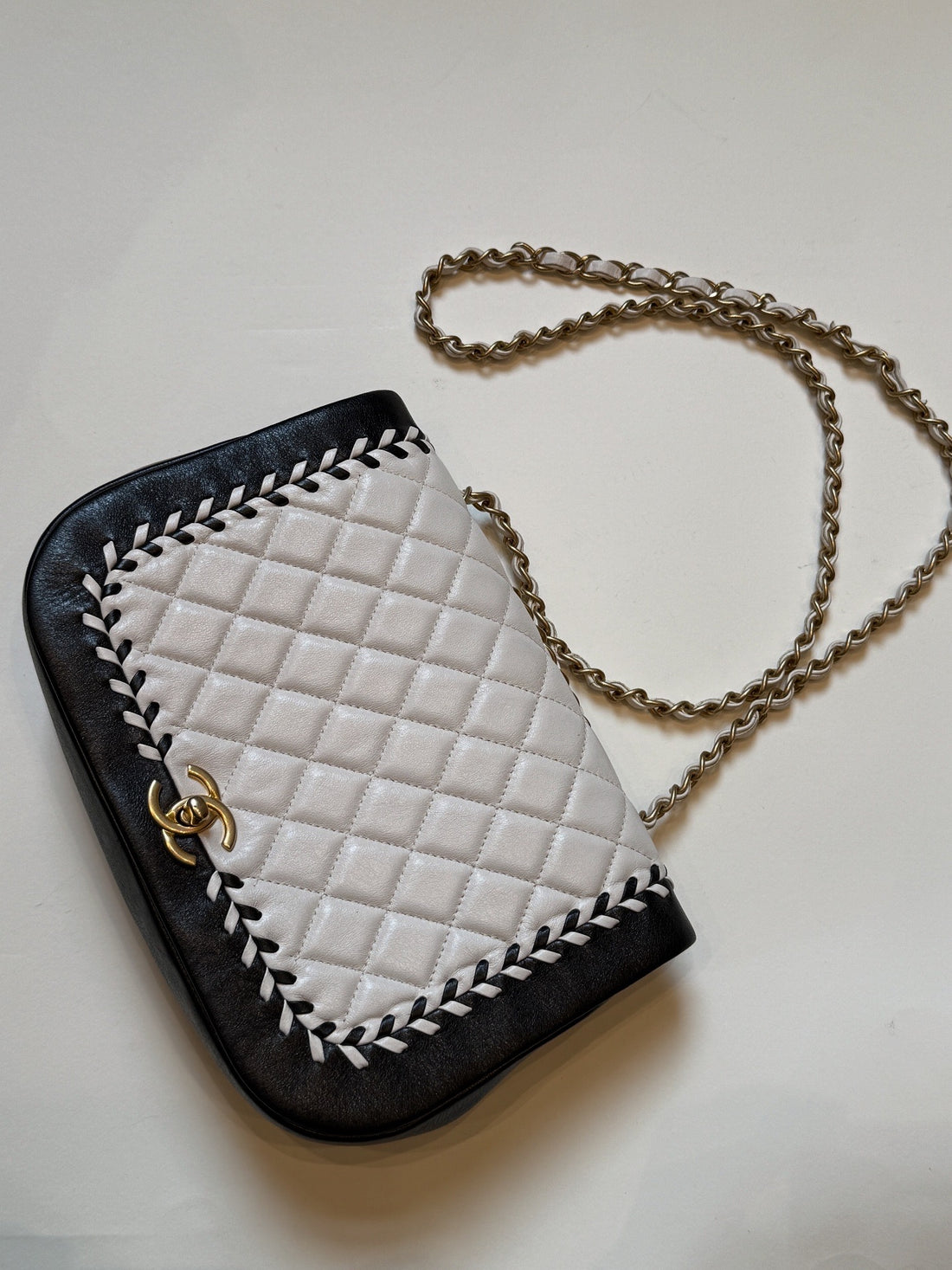 Chanel Bicolor Calfskin Braided Chic Flap taske