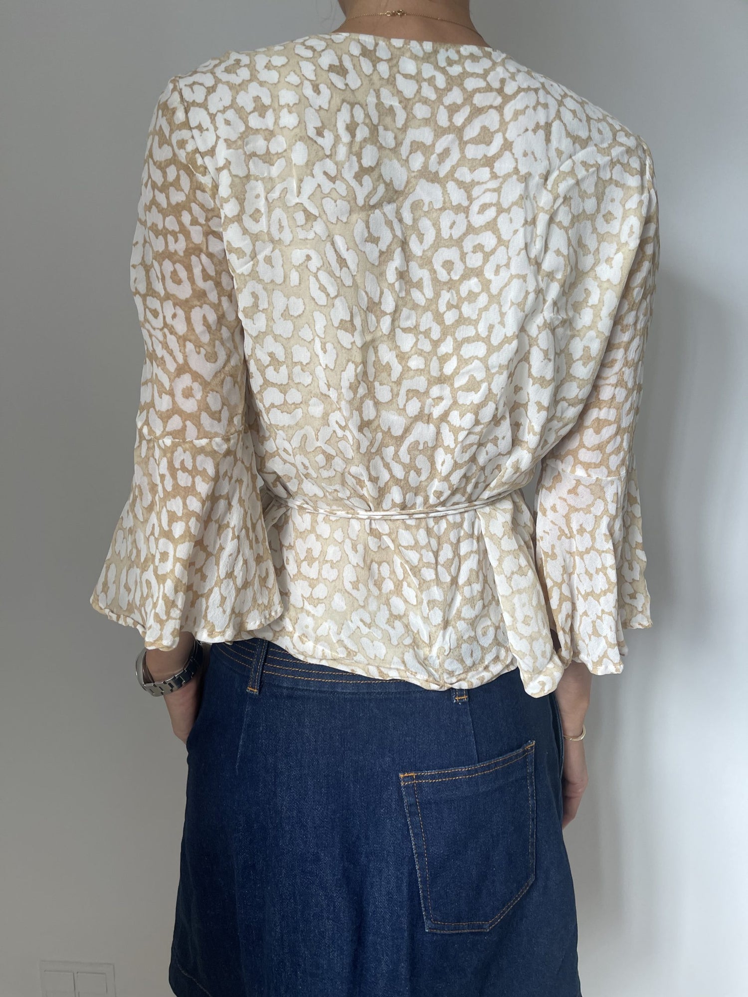 Ganni bluse på model bagfra