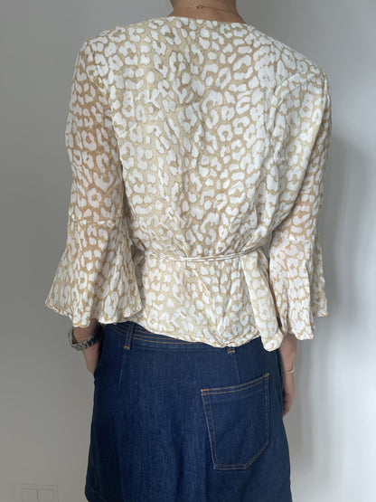 Ganni bluse på model bagfra