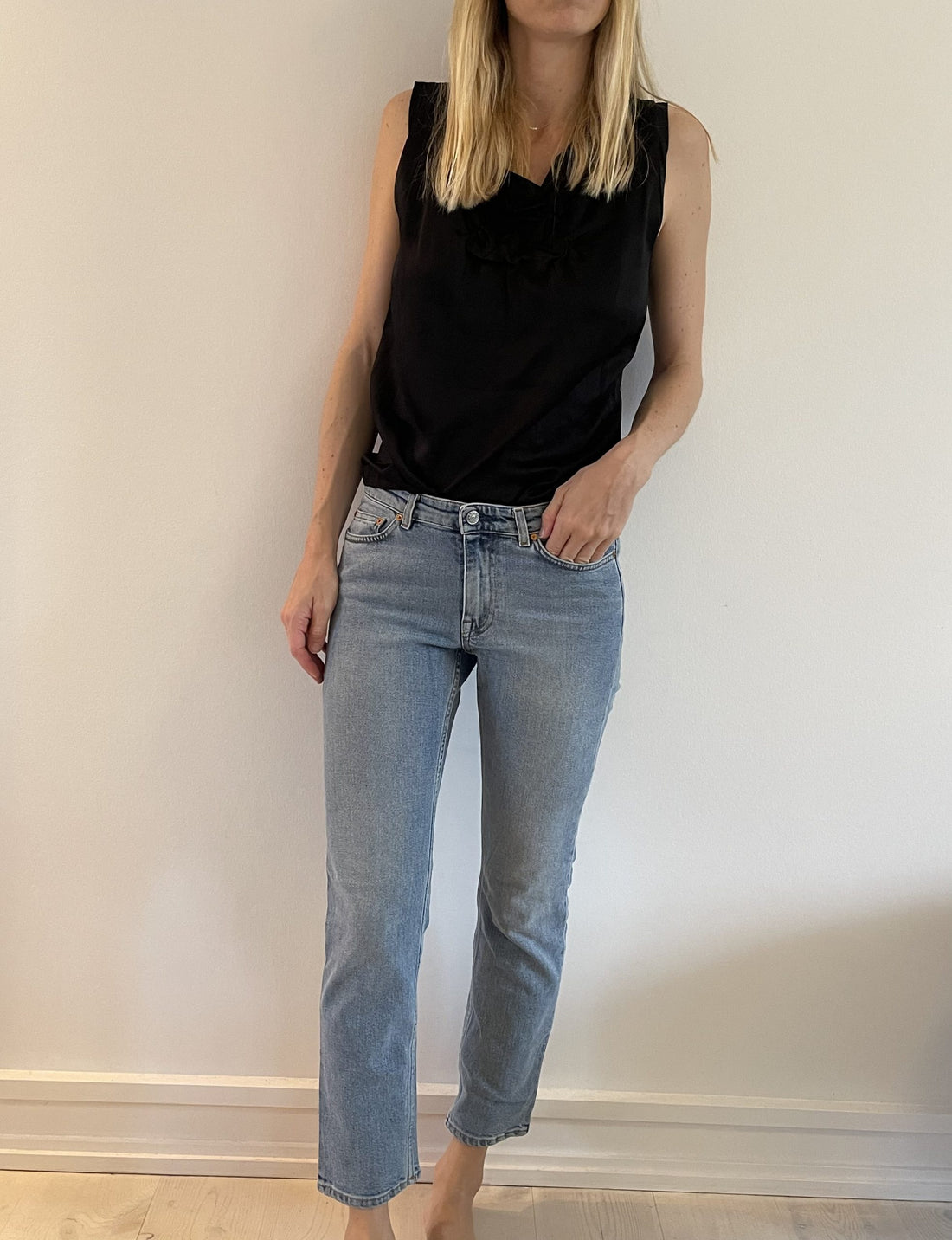 Acne Studios Jeans lyseblå på model forfra
