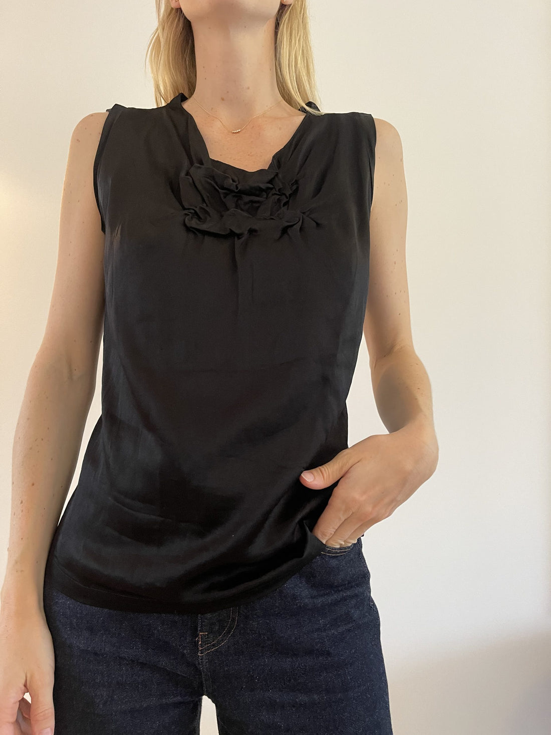 Yves Saint Laurent Bluse kortærmet sort på model forfra