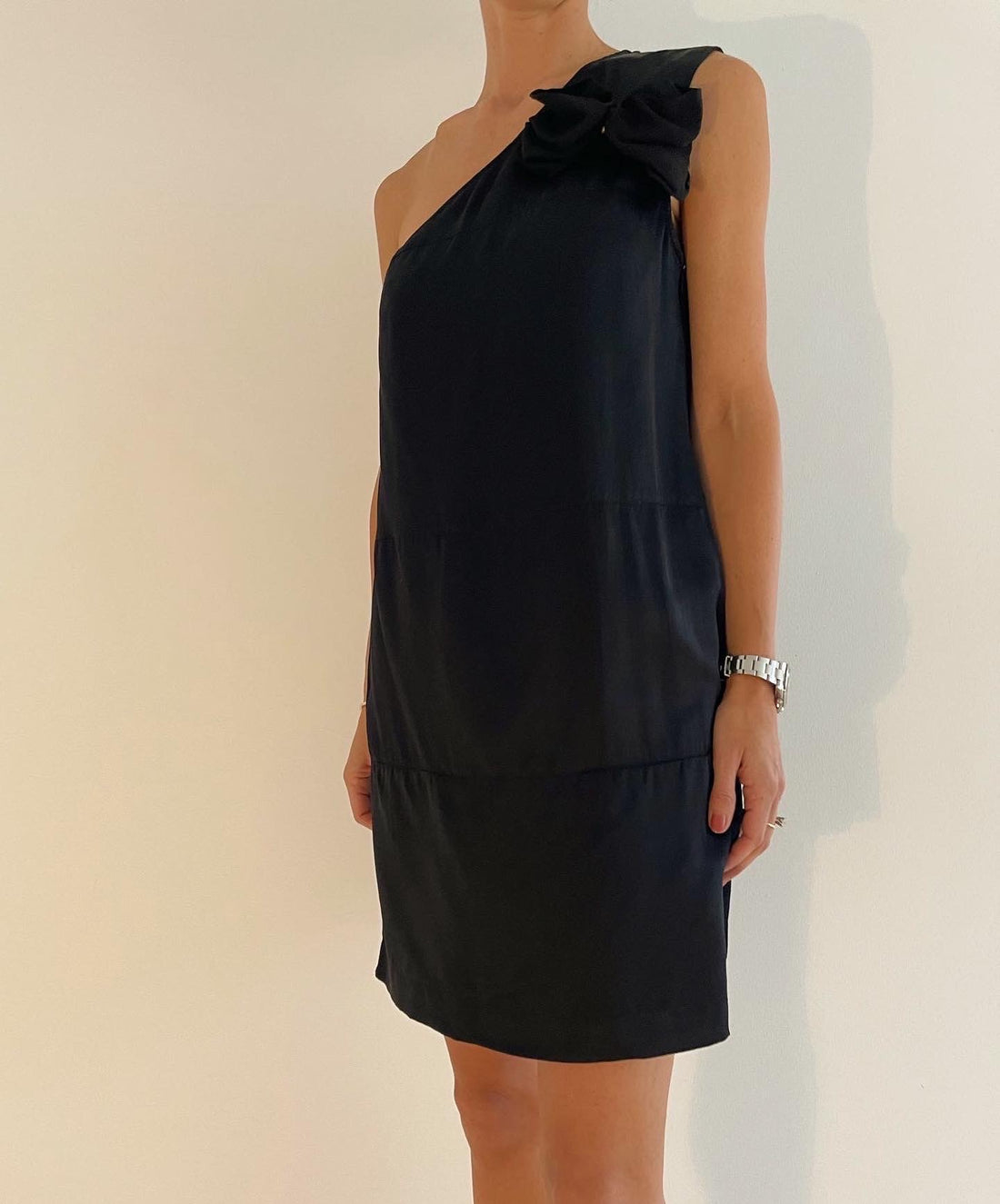 See by Chloé kjole sort one shoulder på model