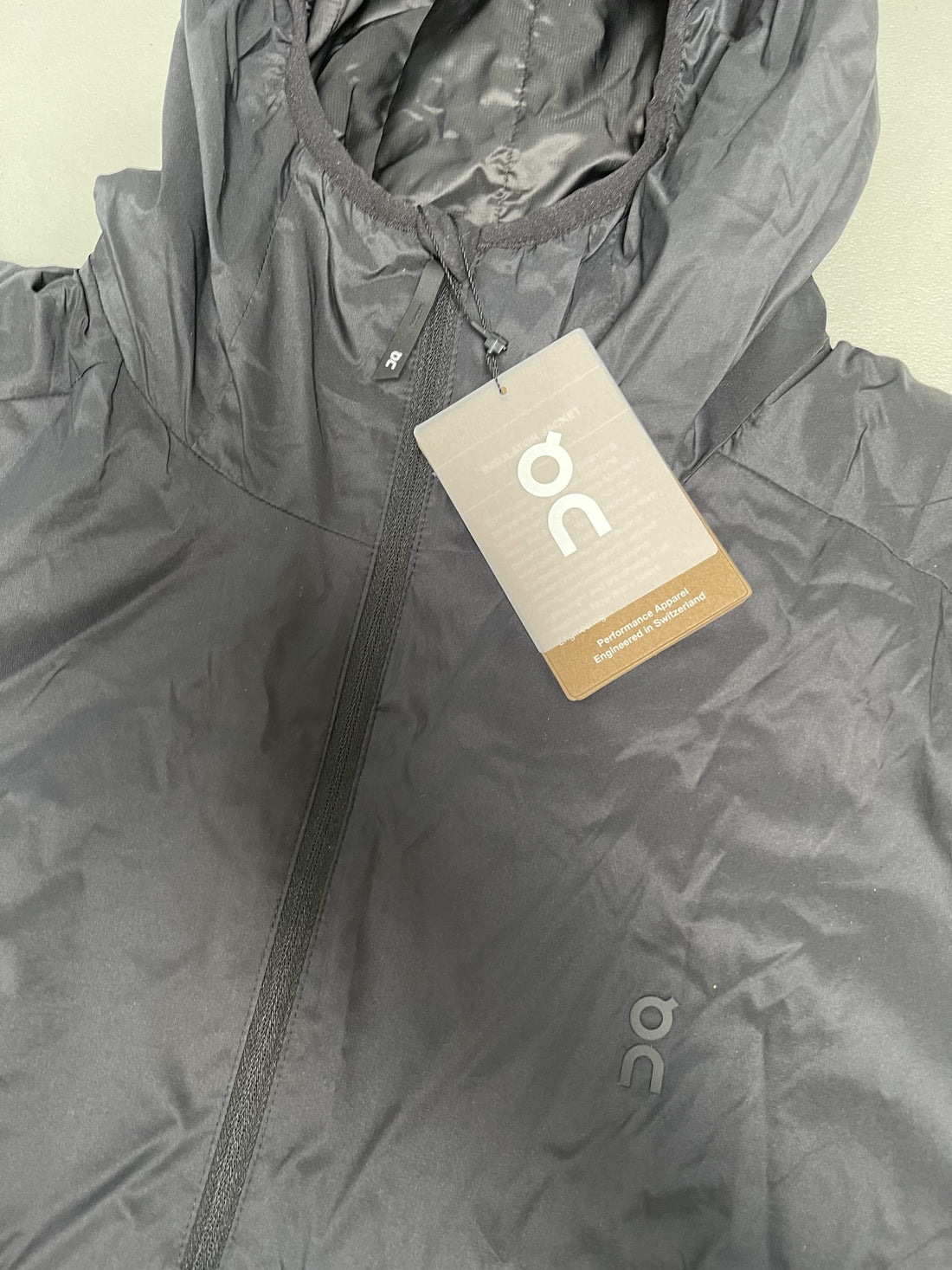 On cloud jakke sort tæt på forfra