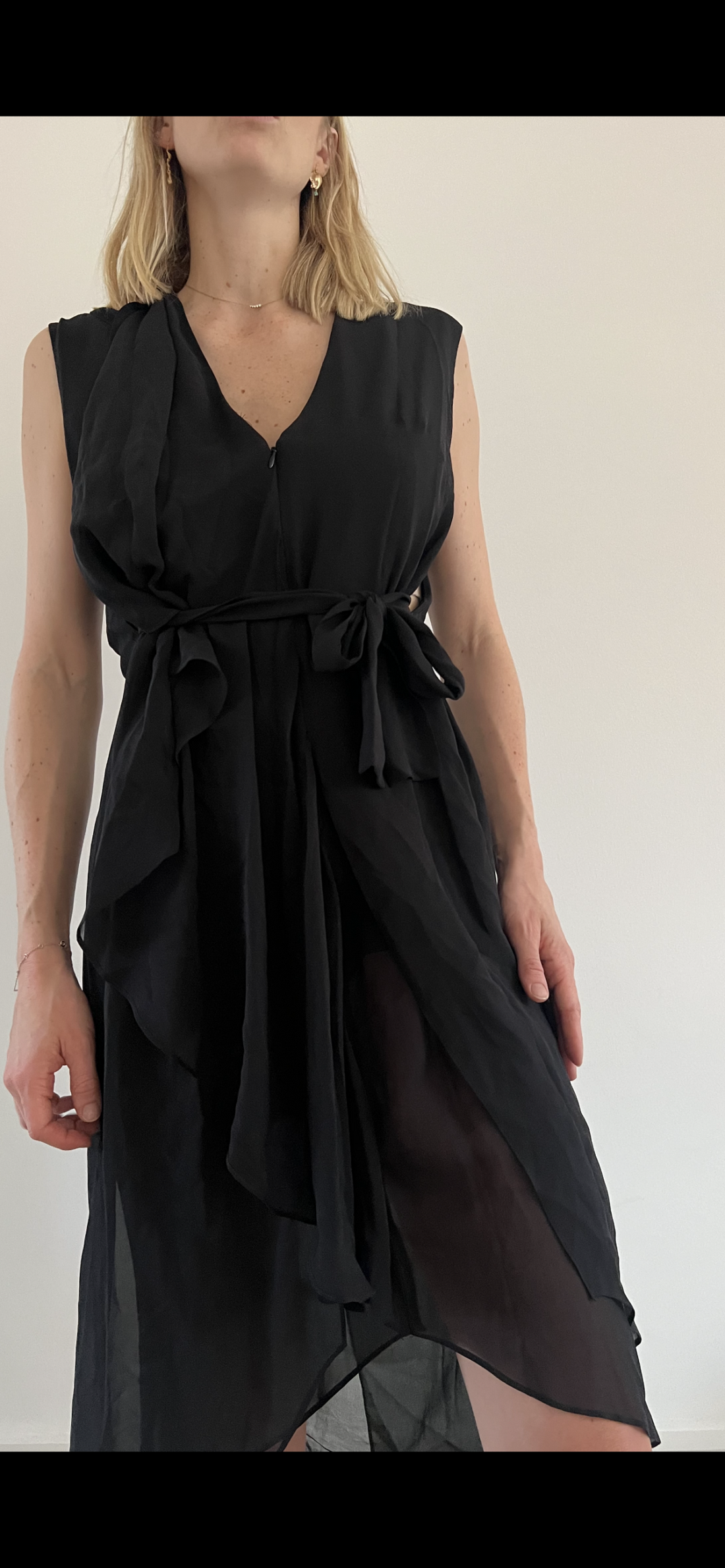 Alexander McQueen Kjole sort på model forfra