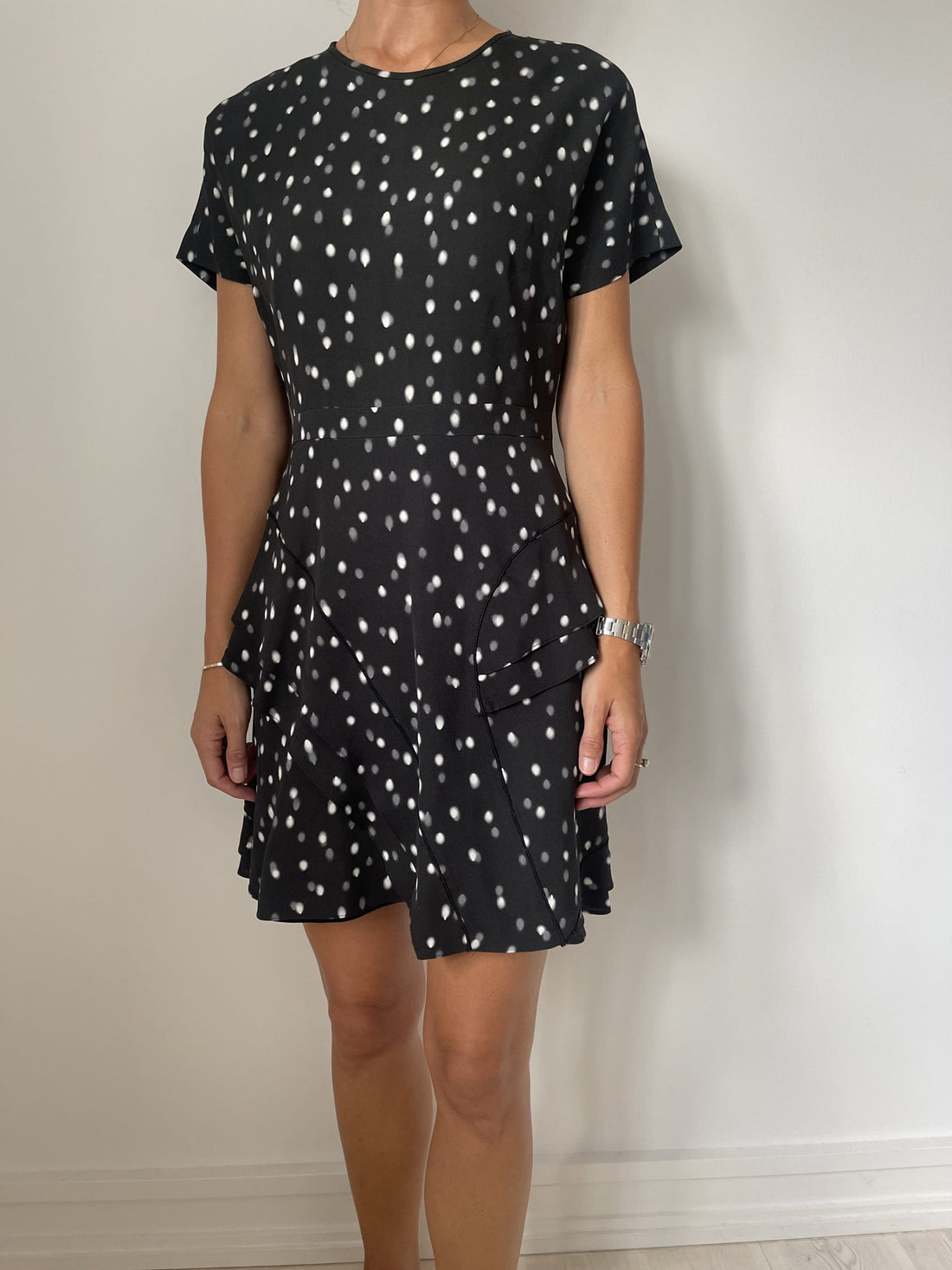 Proenza Schouler Kjole sort med hvide prikker på model forfra