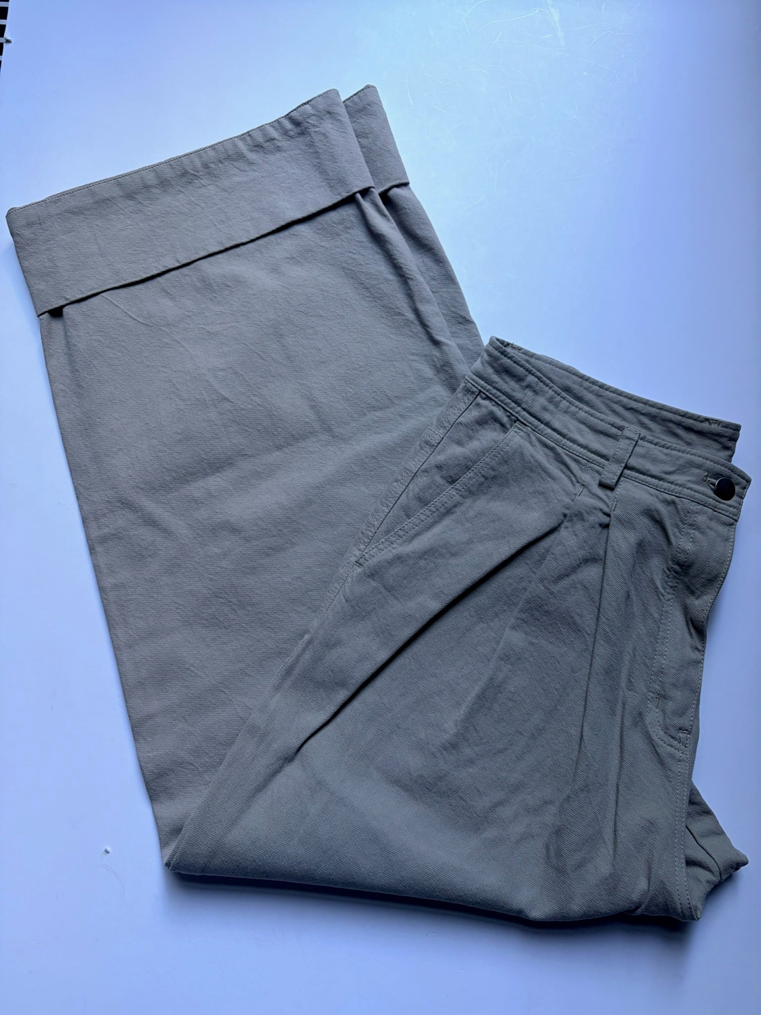 Mark Kenly Domino Tan Bukser