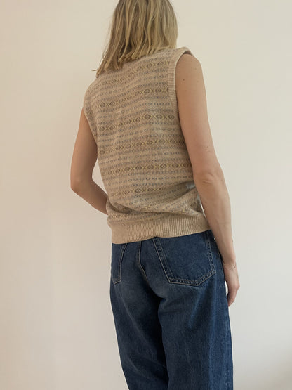 Cacharel Vest beige med mønster på model bagfra