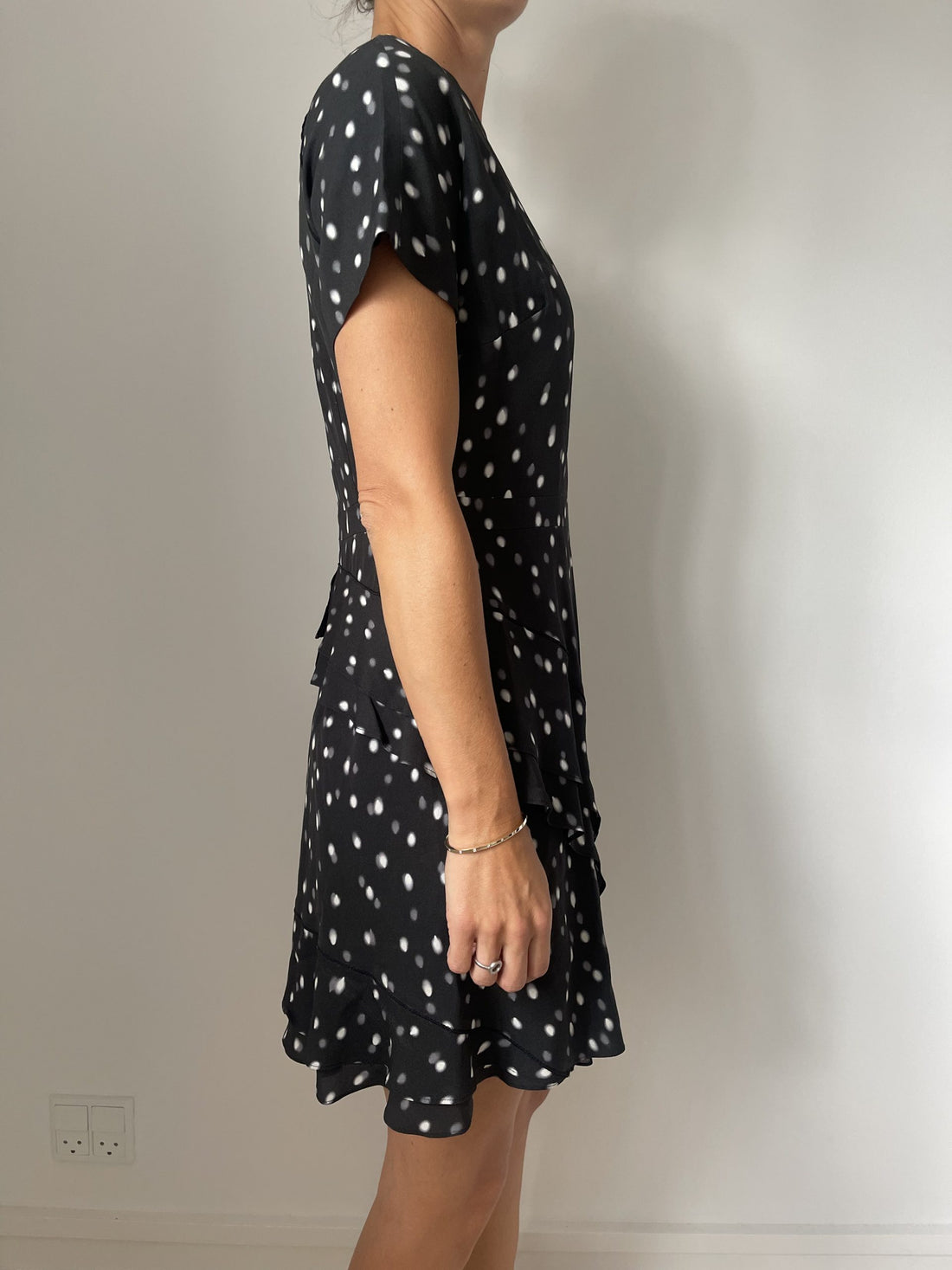 Proenza Schouler Kjole sort med hvide prikker på model side