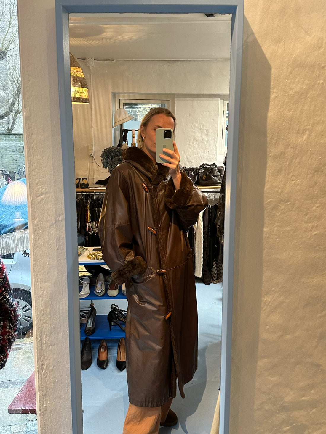 Marie Vestkjær skindfrakke brun på model forfra