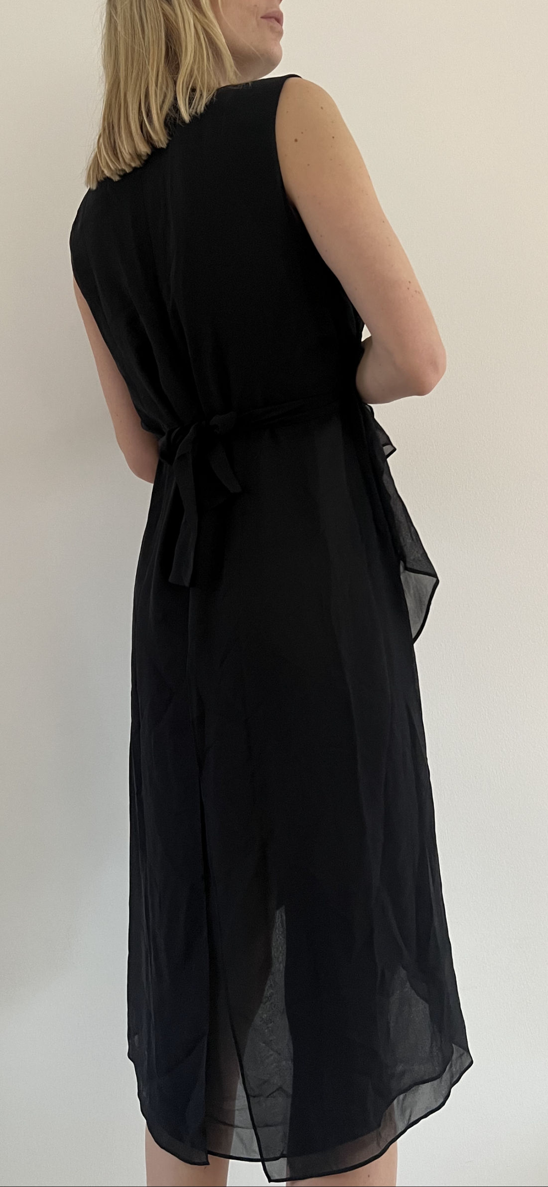 Alexander McQueen Kjole sort på model bagfra