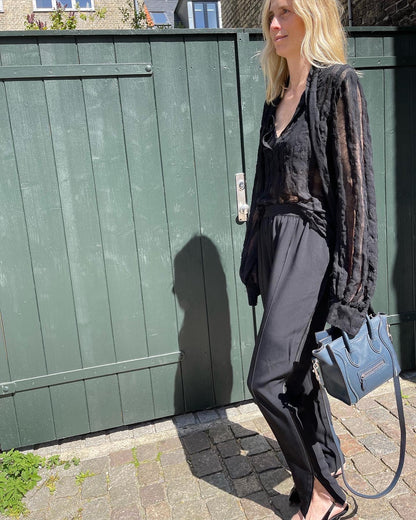 Stasia bluse sort på model side