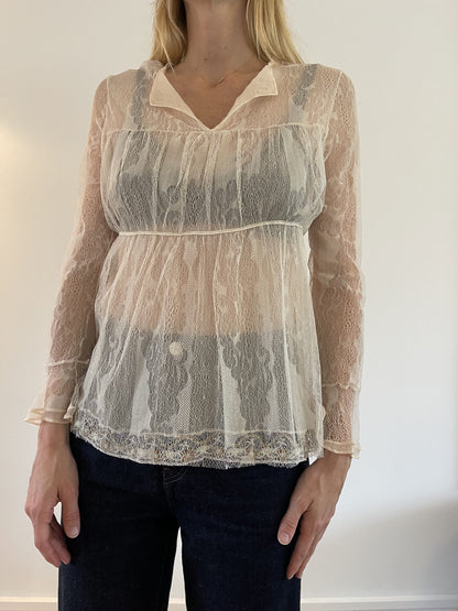 Julie Fagerholt/Heartmade blondebluse på model forfra