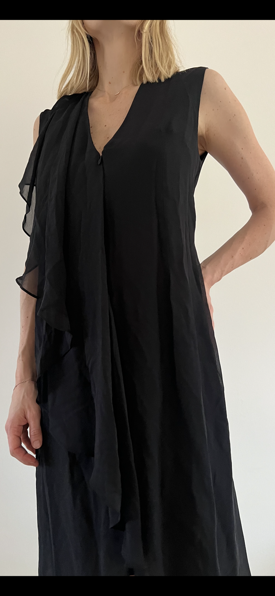 Alexander McQueen Kjole sort på model forfra