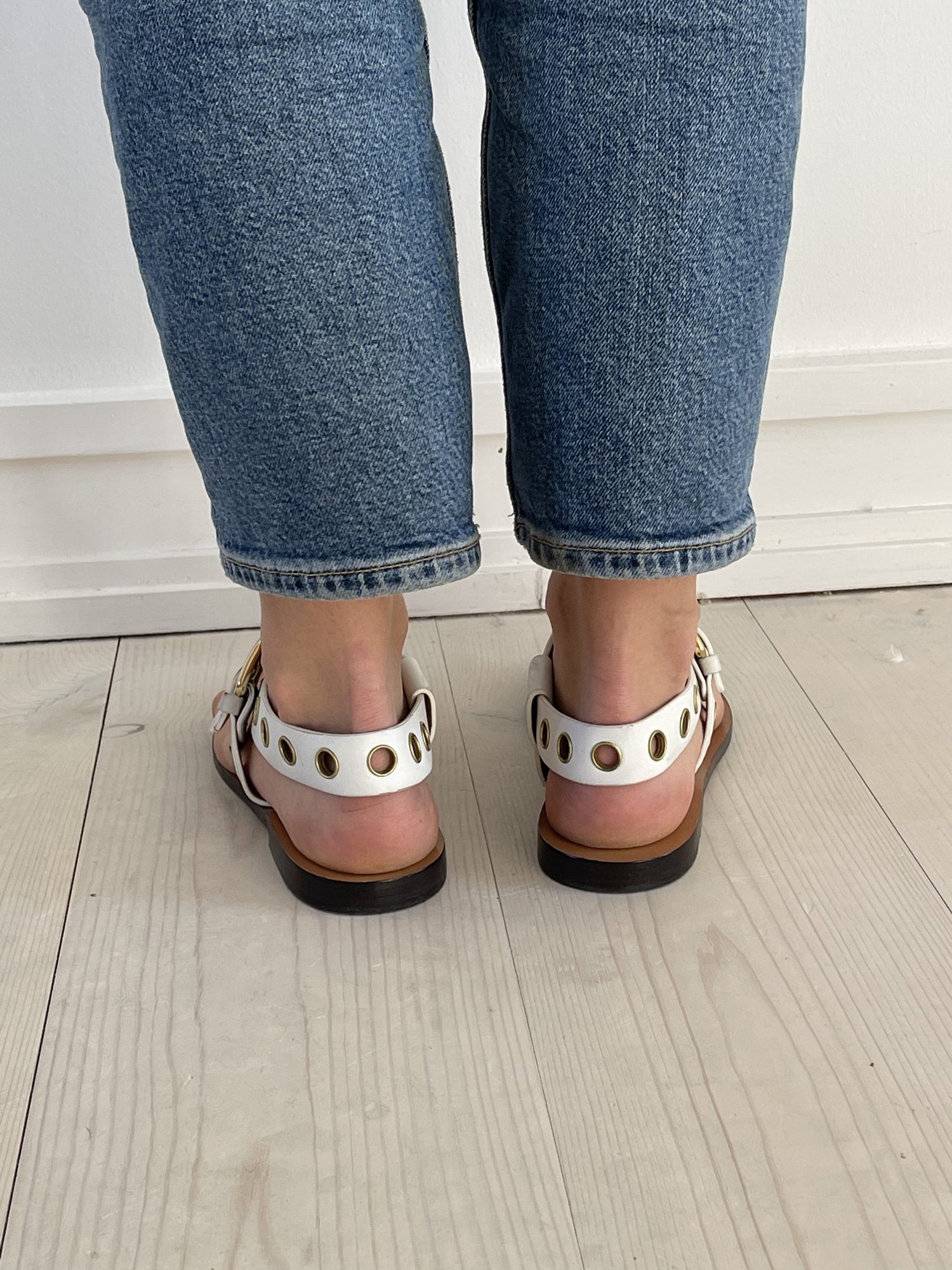 Celine sandaler hvide på model bagfra