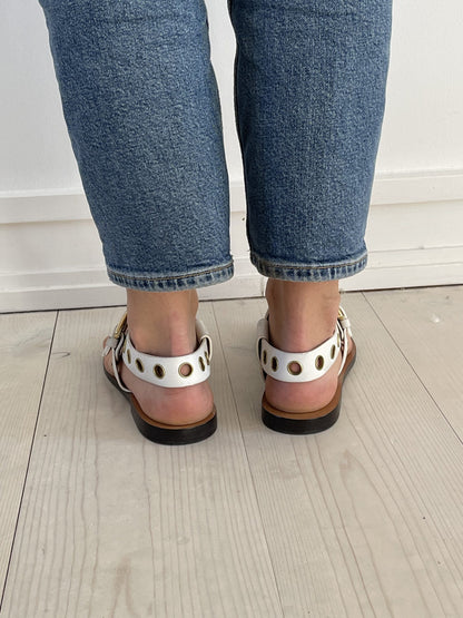 Celine sandaler hvide på model bagfra