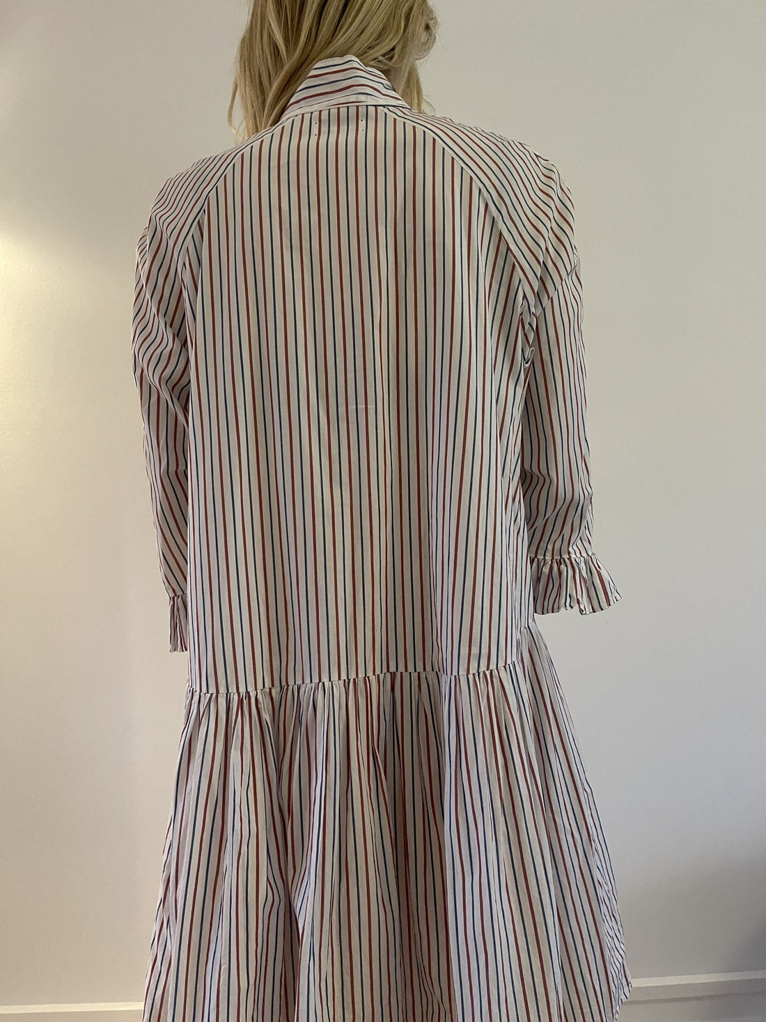 Sofie Sol Studio Kjole stribet på model bagfra