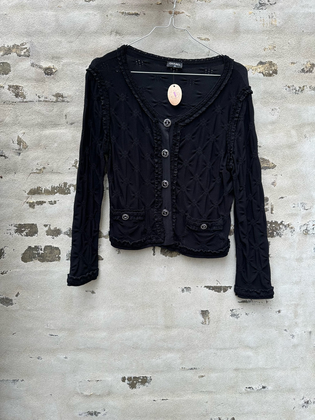 Chanel cardigan sort væg
