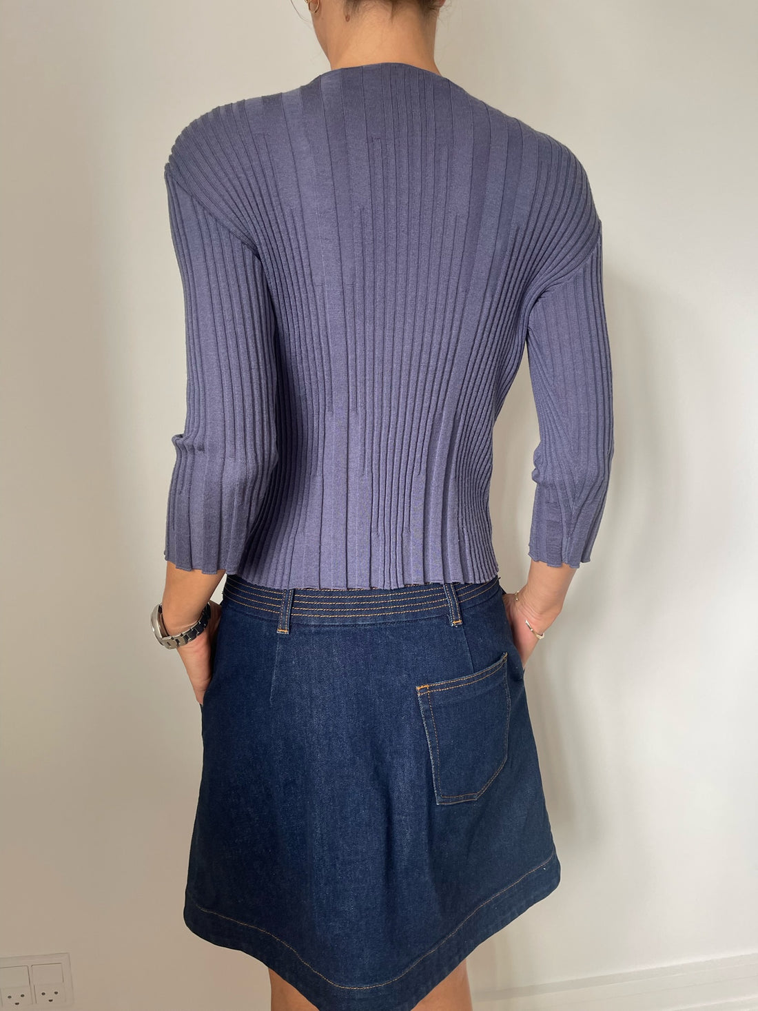 Alberta Ferreti strik cardigan lilla bagfra på model